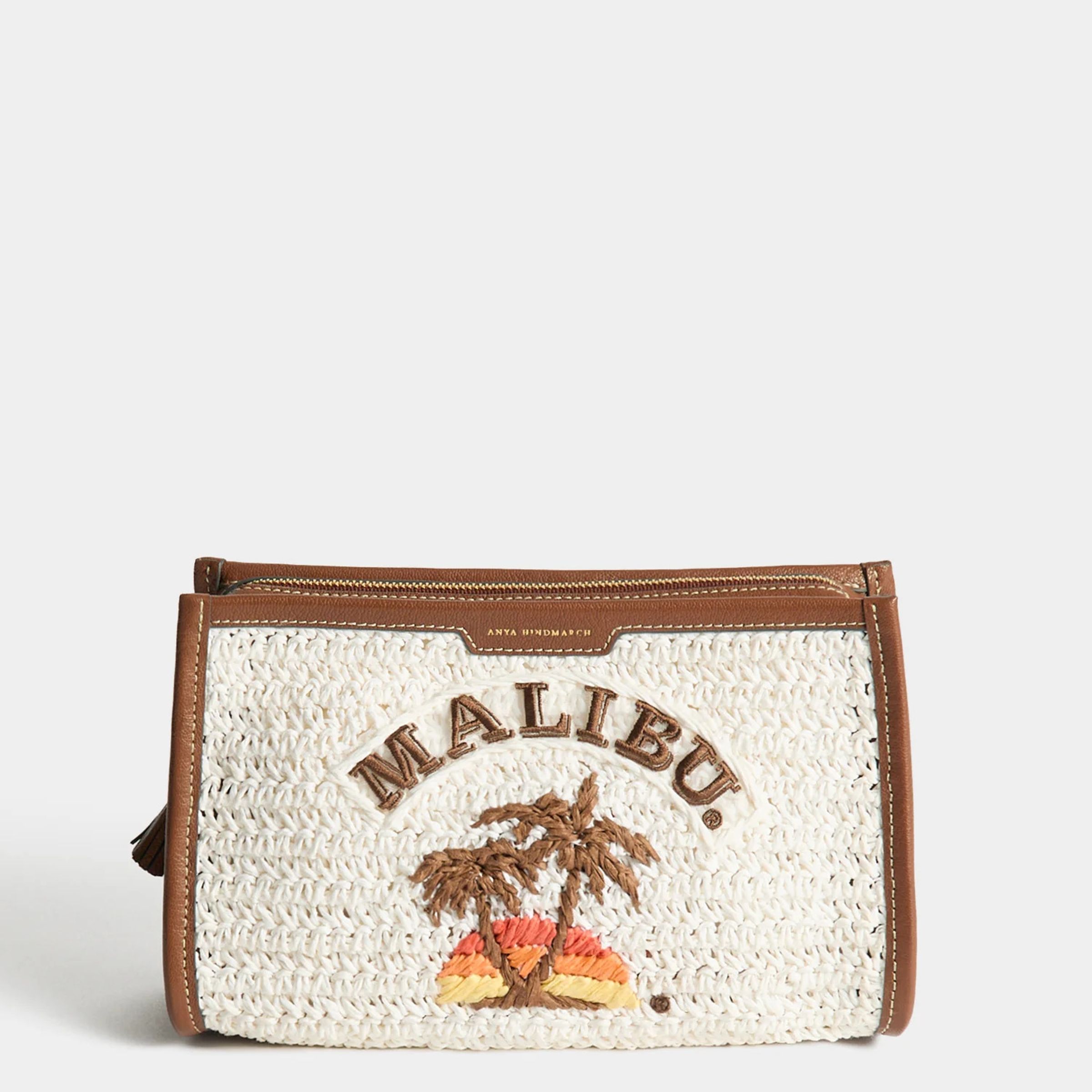 Malibu拉菲草手拿收納包。NT$17,580（CLUB DESIGNER提供）       