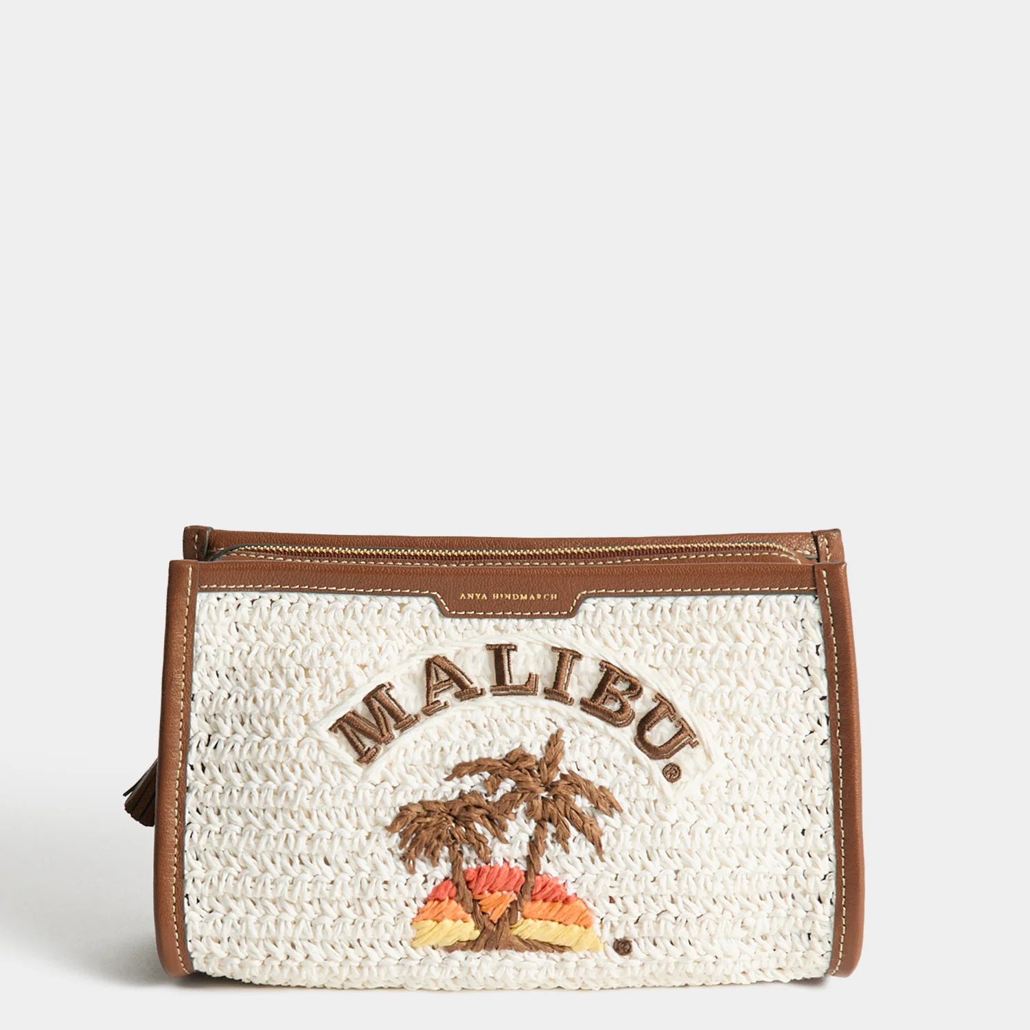 Malibu拉菲草手拿收納包。NT$17,580(CLUB DESIGNER提供)