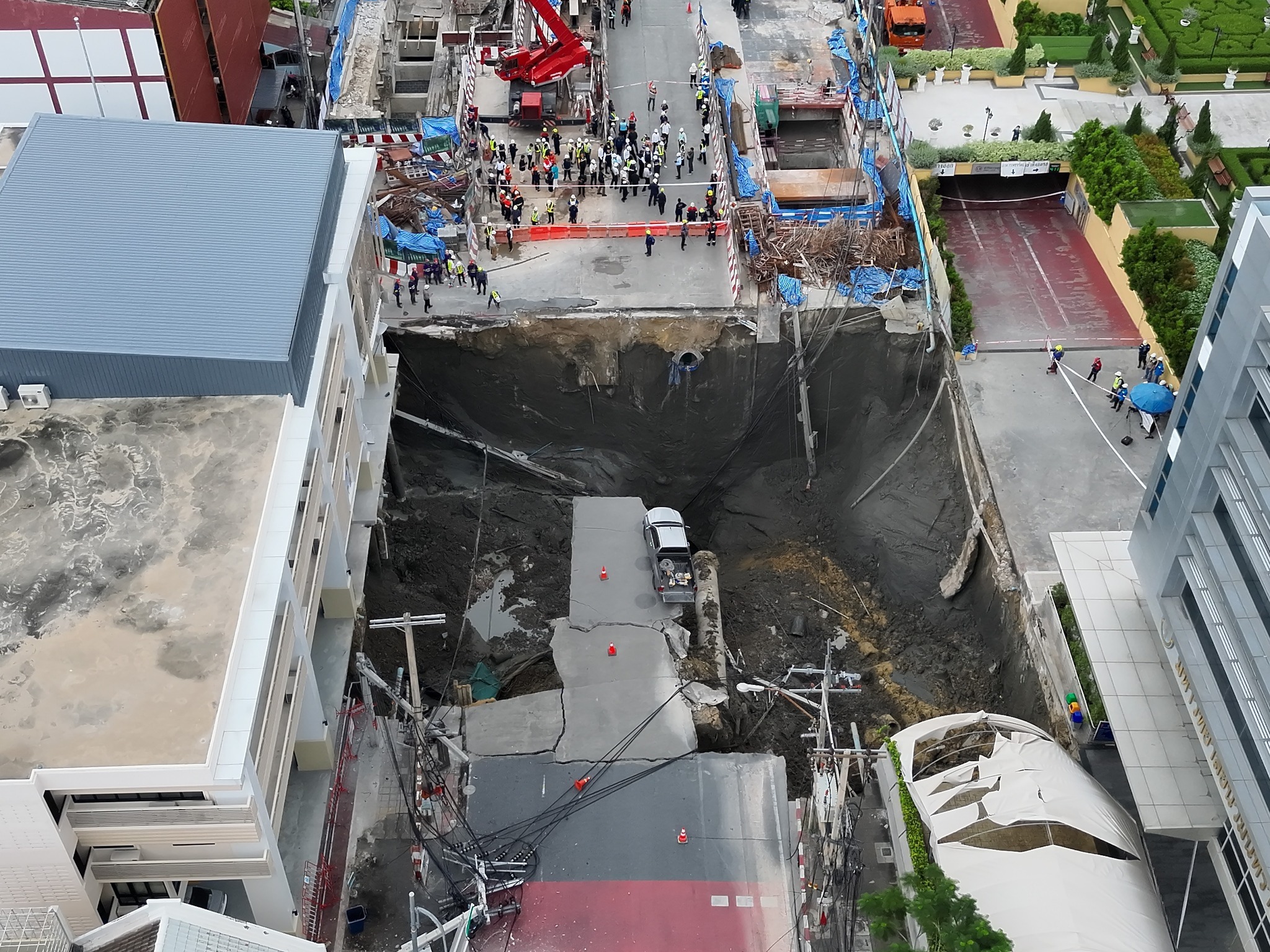 曼谷瓦吉拉醫院前三森路昨上午發生嚴重坍塌事件。（翻攝自สำนักป้องกันและบรรเทาสาธารณภัย FB）