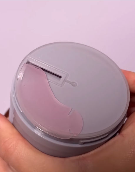 Fenty Beauty稱這項每次都能提供新鮮切片眼膜的包裝技術是「史無前例」,卻沒想到接連出現「孿生姊妹」。(翻攝fentyskin IG)