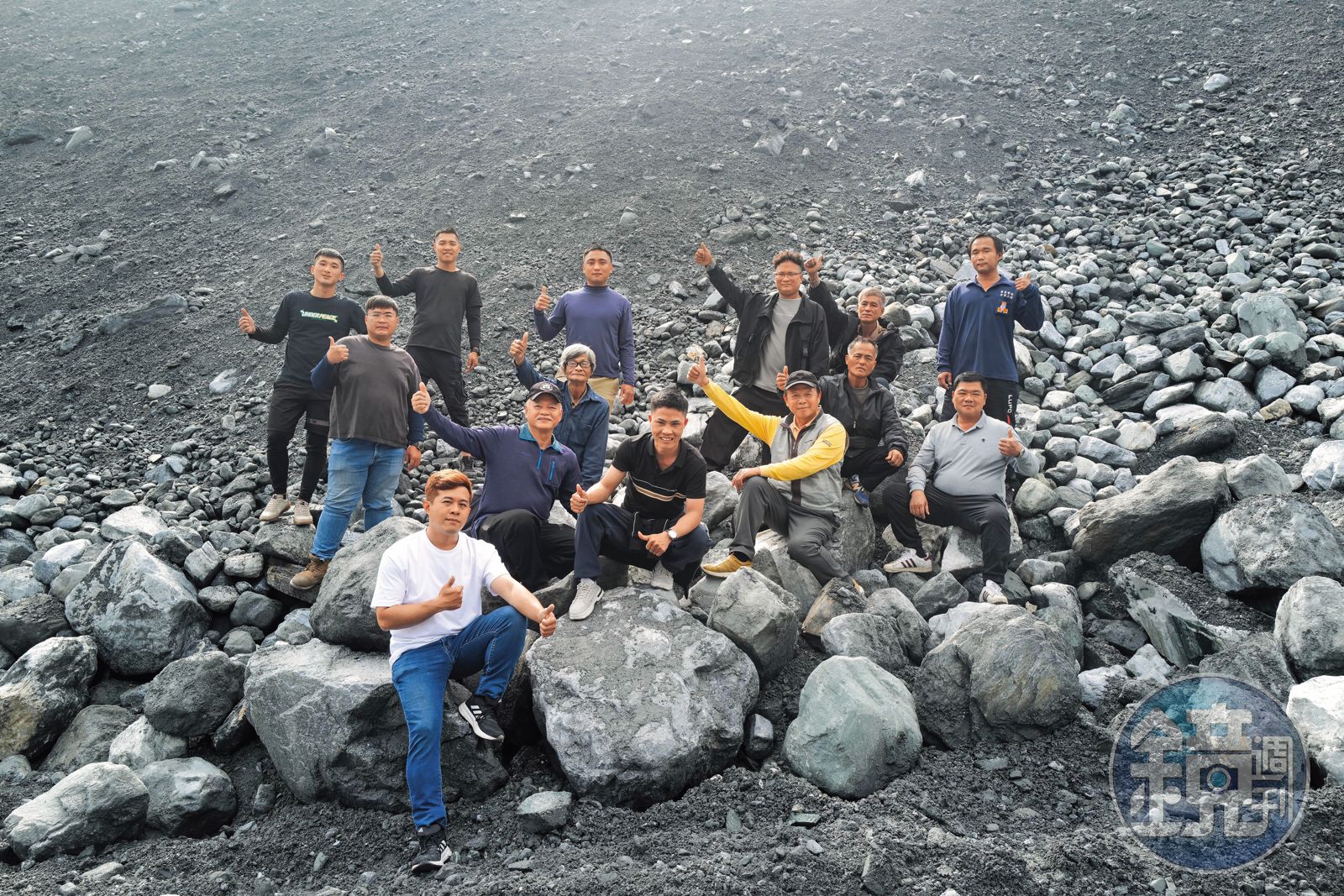 明知山有虎1/怪手在堰塞湖前遭落石掩埋 最恐怖的是看不到他們