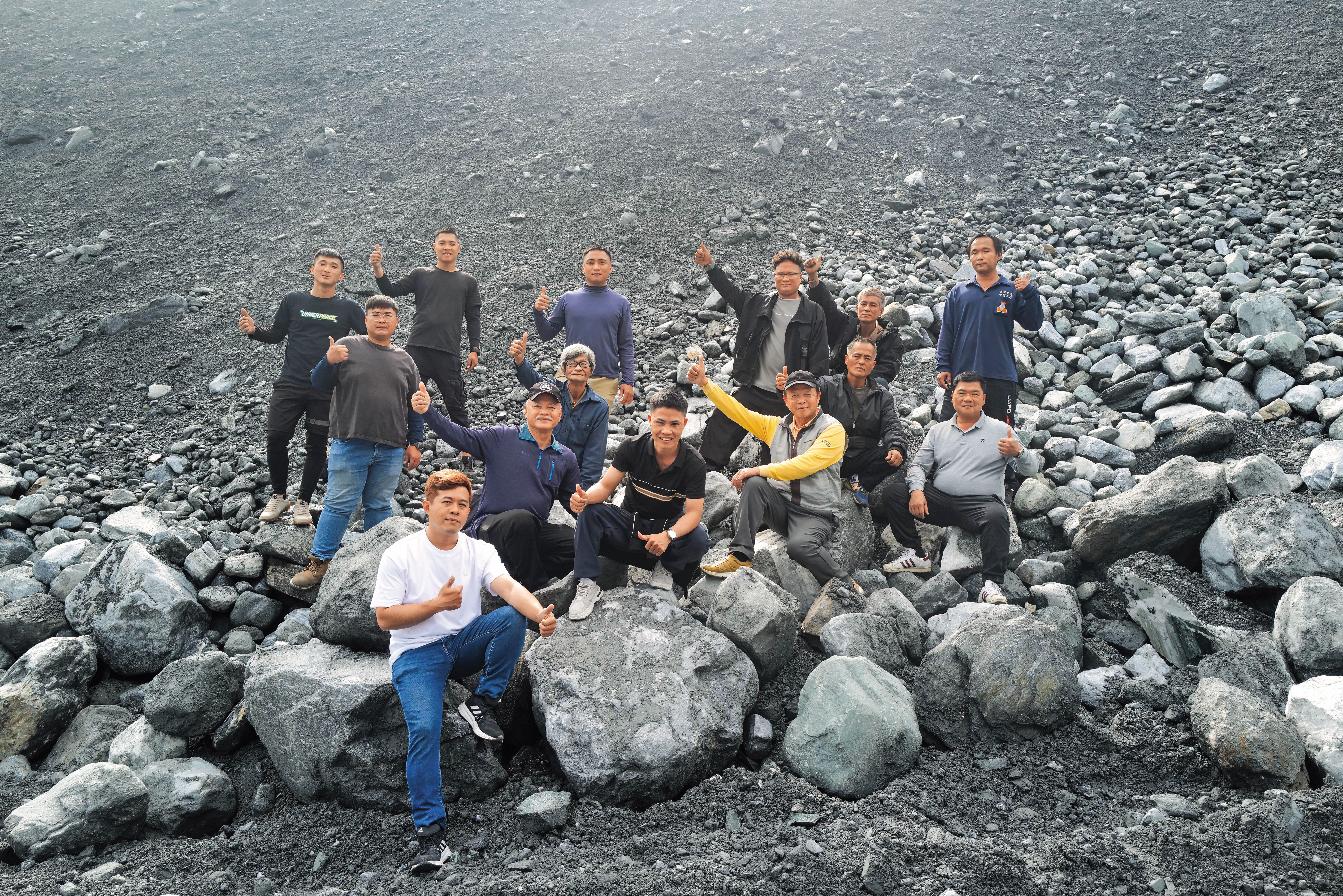 從30至70歲的重機具師傅,在馬太鞍堰塞湖旁住了1個月,成功降挖堰塞湖的水位。