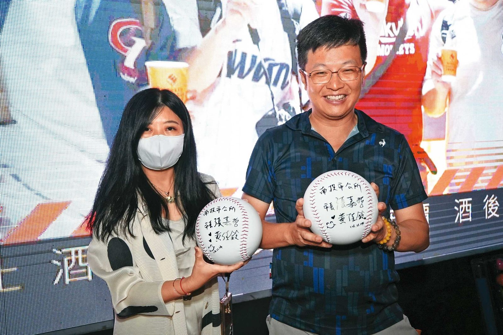 南投市長張嘉哲(右)結婚不到3年,如今爆出妻子黃佳鈴(左)婚內出軌醜聞。(翻攝張嘉哲臉書)