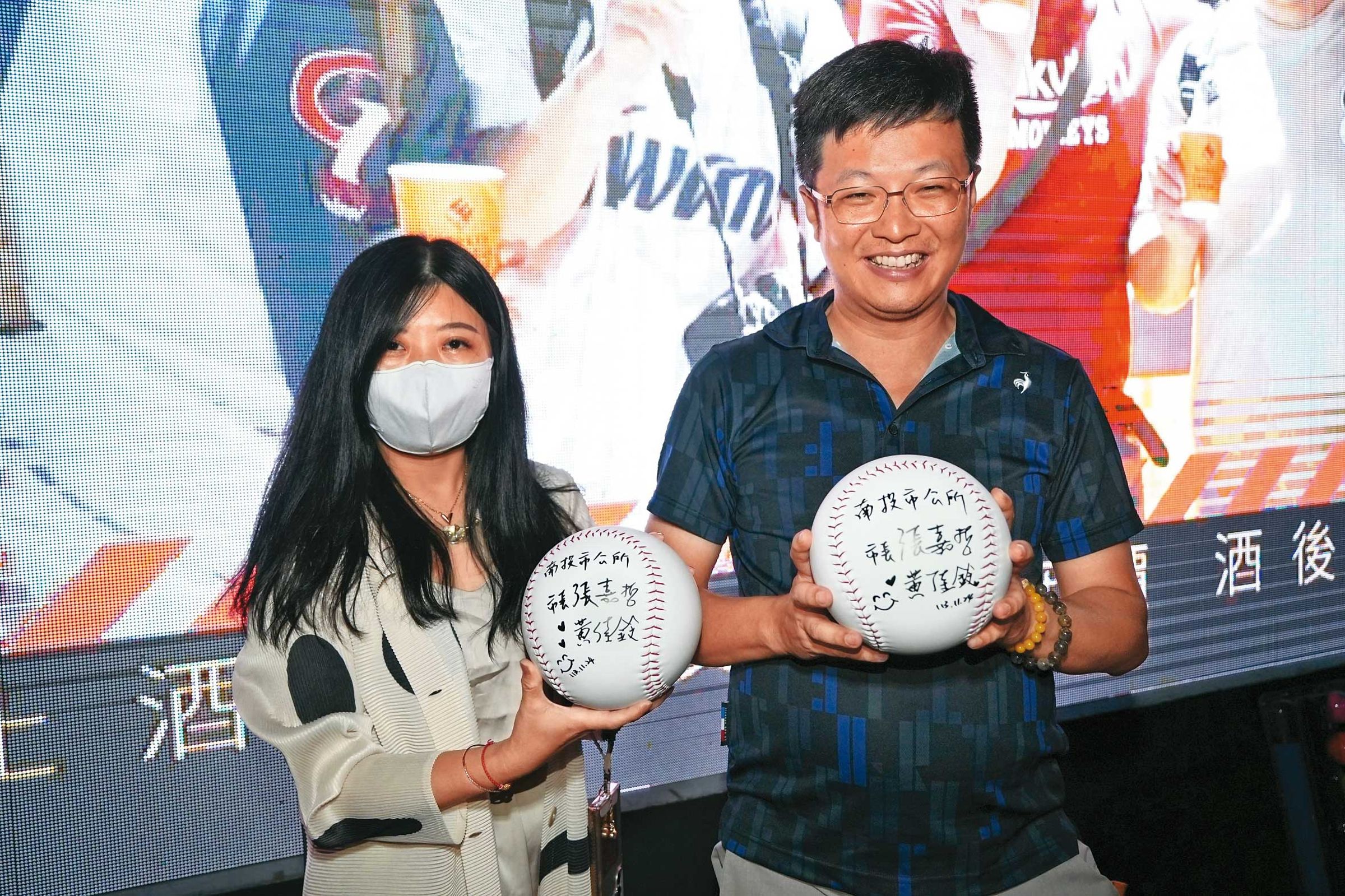 南投市長張嘉哲(右)結婚不到3年,如今爆出妻子黃佳鈴(左)婚內出軌醜聞。(翻攝張嘉哲臉書)