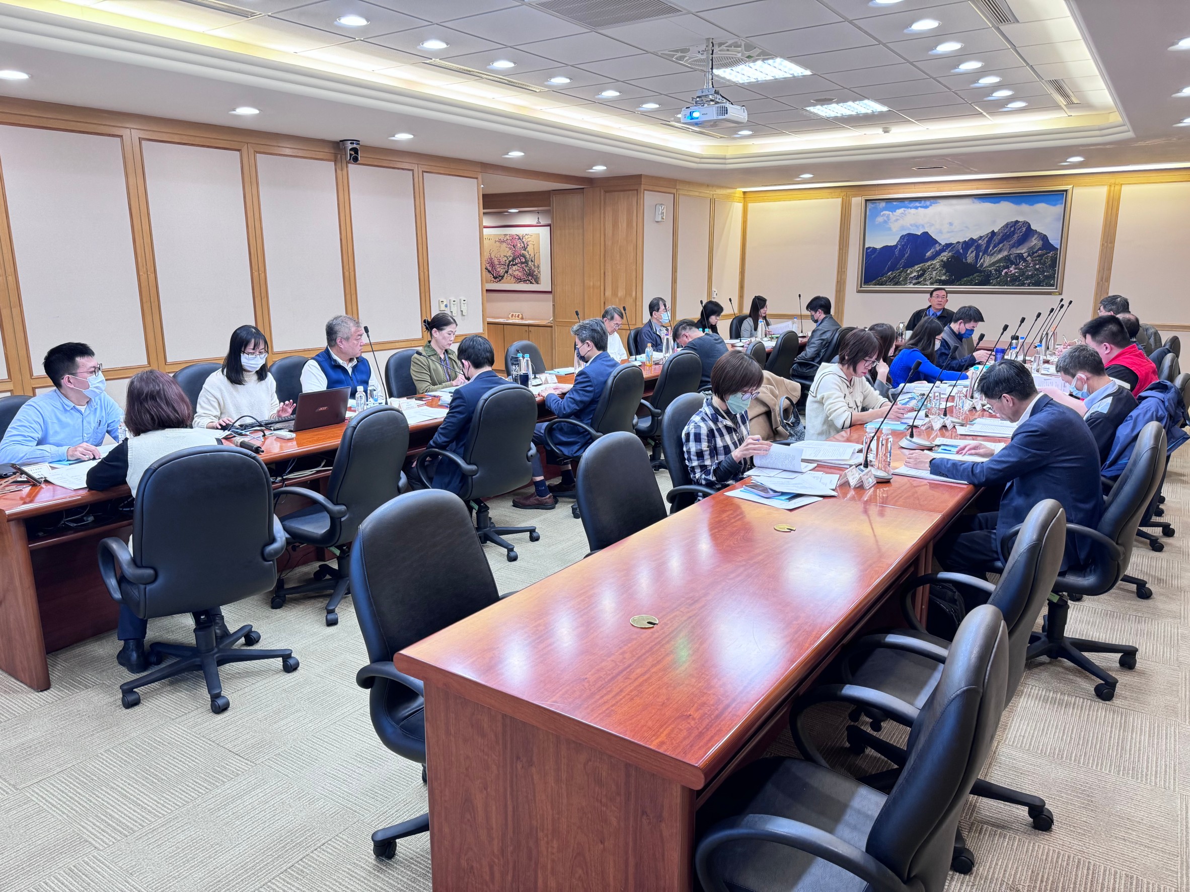 電子菸法律問題一籮筐，最高日前邀請法務部法律事務司、檢察司、衛生福利部、檢察機關開會研商法律適用問題。（最高檢提供）