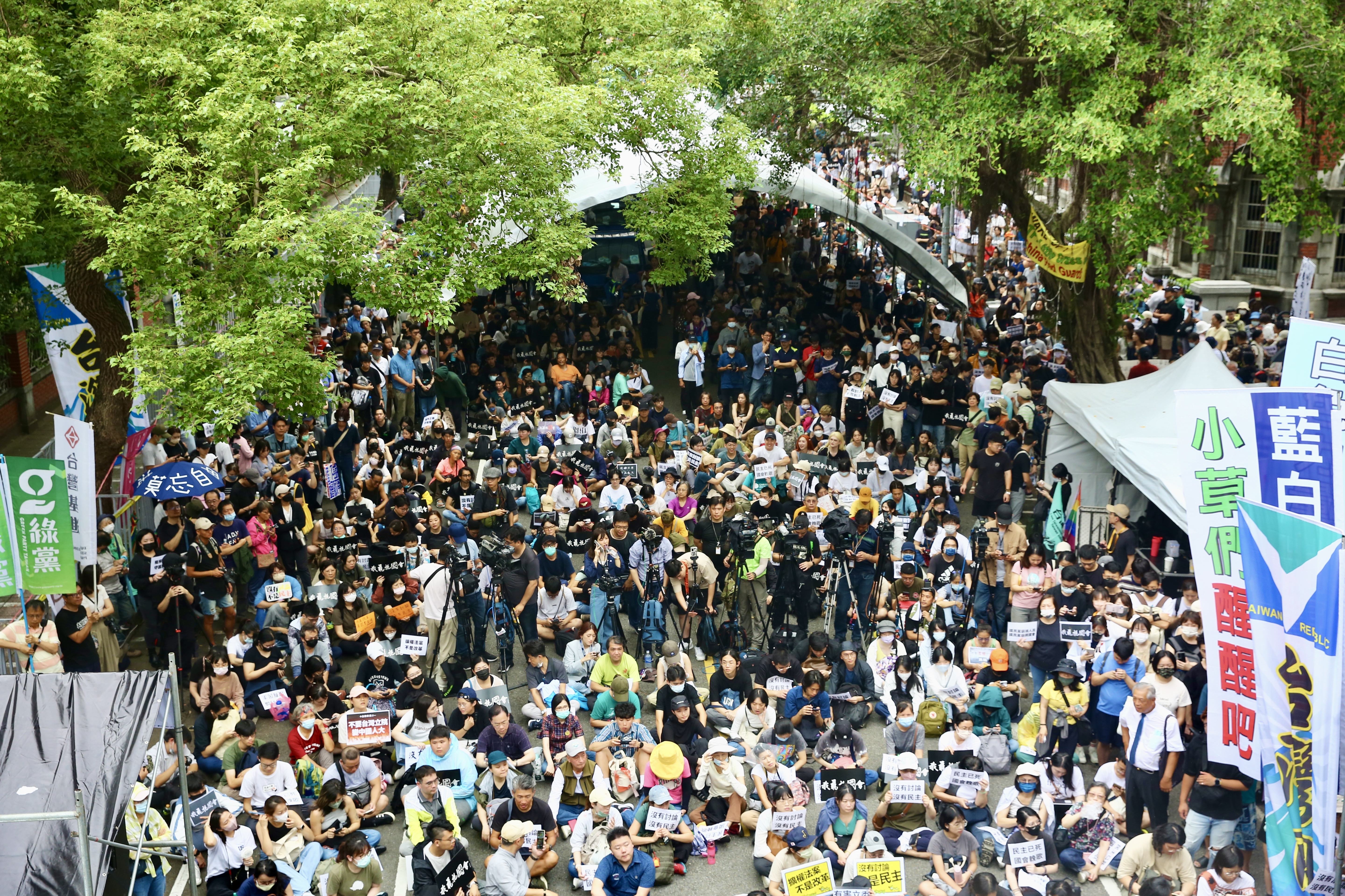 今日聚集在議會外的民眾,場面浩大,但許冠澤表示,若國會仍一意孤行,將會號召更多群眾站在這個地方。
