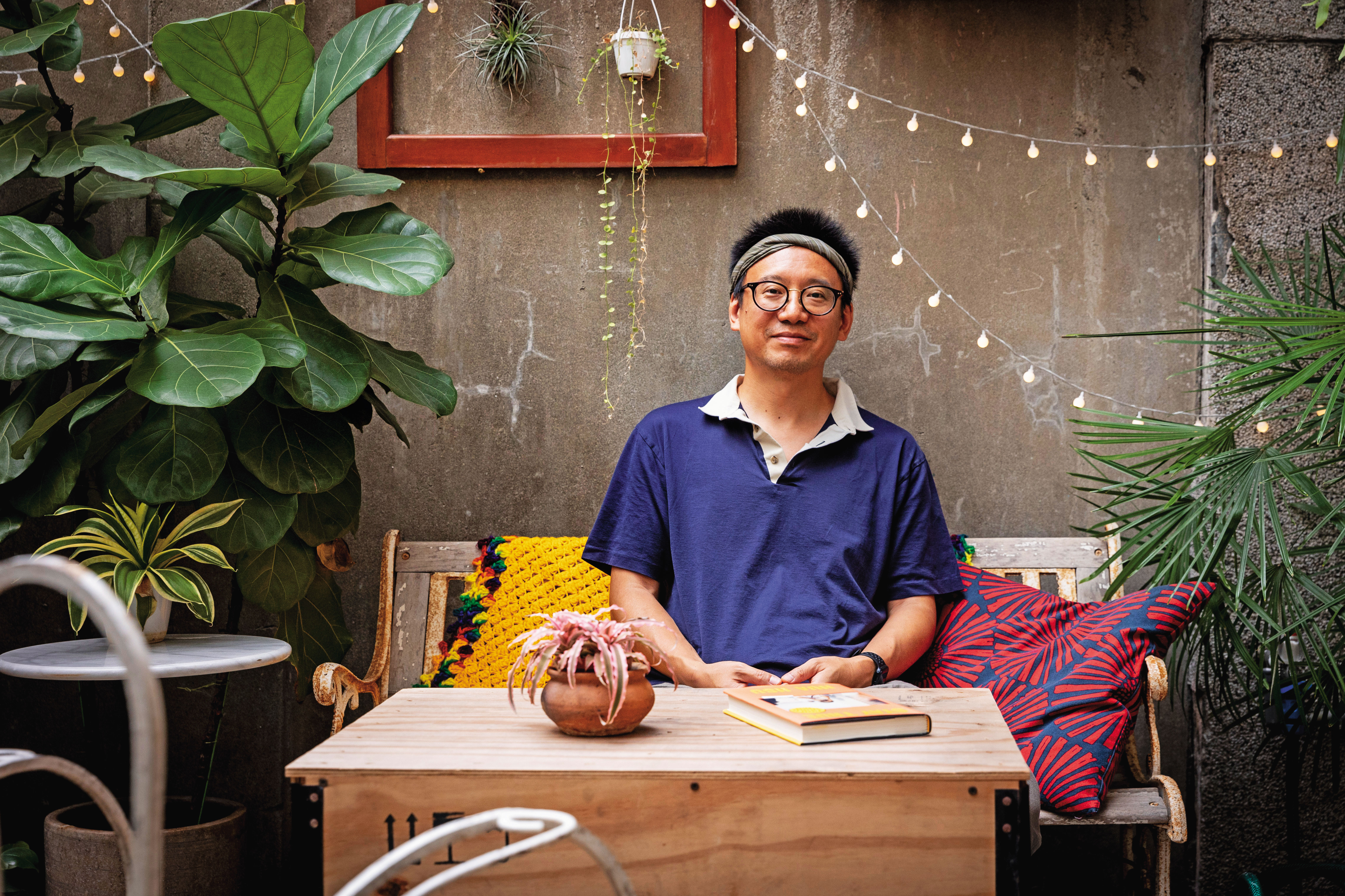 徐華為《紐約客》寫評論外，也做人物採訪，包括《此生，你我皆短暫燦爛》作者王鷗行、《女戰士》作者湯婷婷、《樹冠上》作者理查鮑爾斯。他說，人物特寫最重要是對方是否足夠有趣，讓他想問一堆祕密問題。
