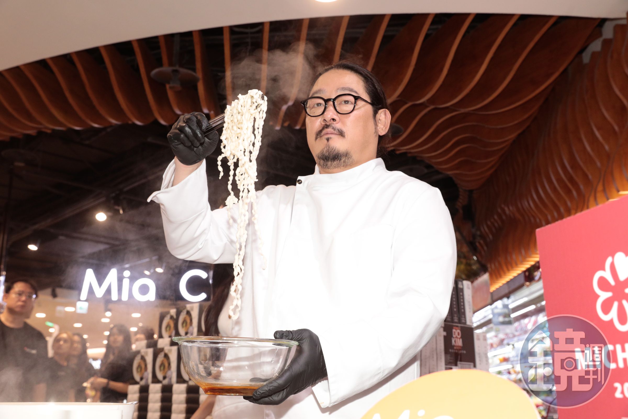 金度潤主廚現場料理拌麵，夾麵手勢超專業。
