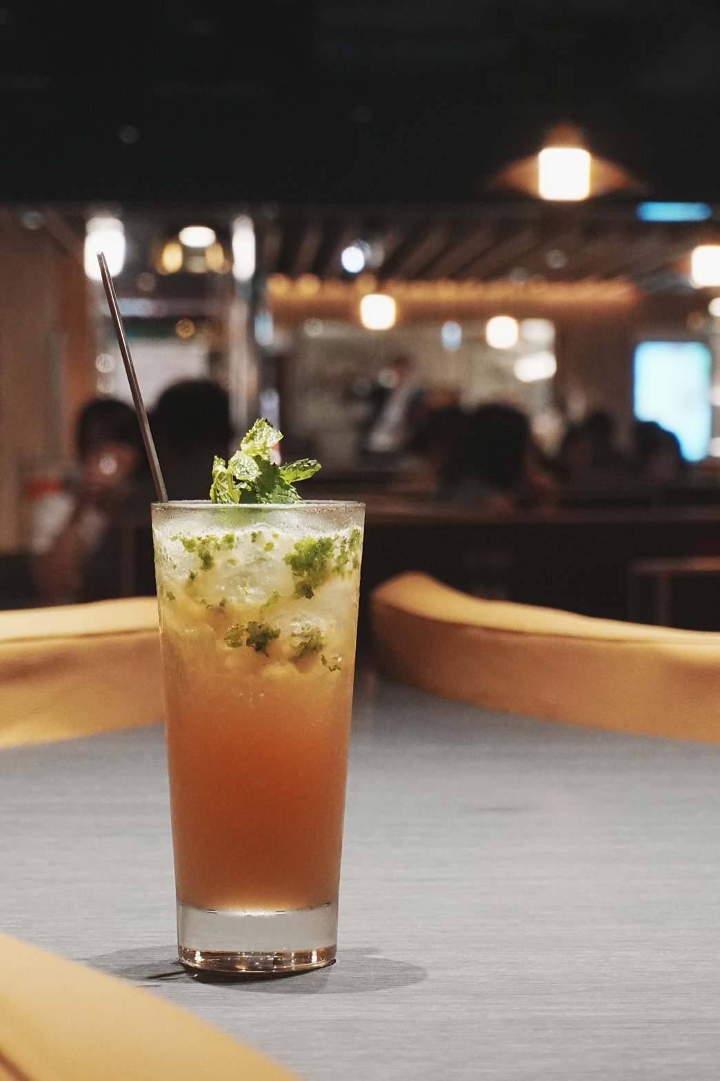 改版自經典調酒mojito的「香檸柚子莫西多」風味爽口青新。（320元／杯）