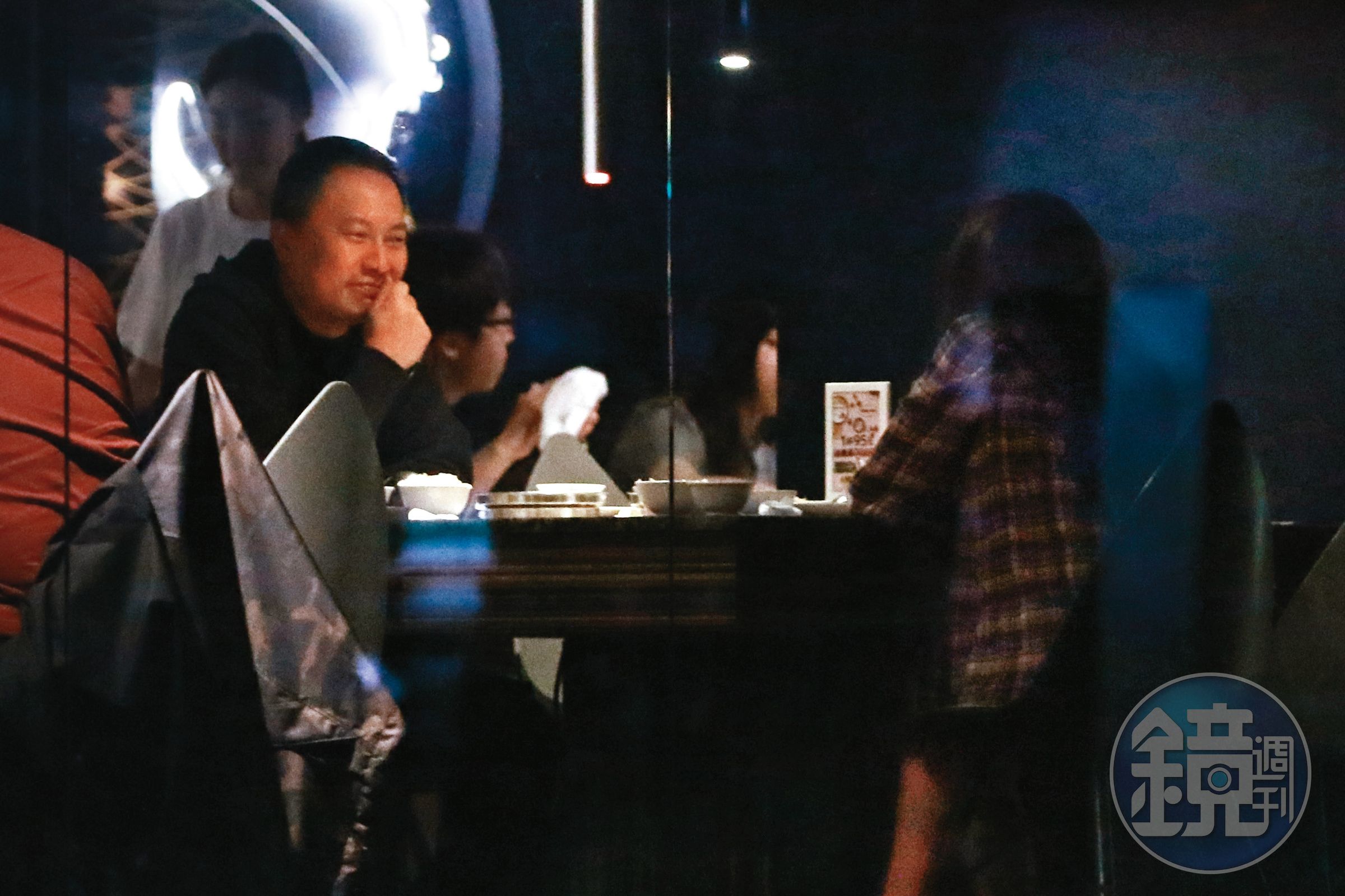 22:39 尹馨與錢人豪大吃大喝毫不保留,放得很開。