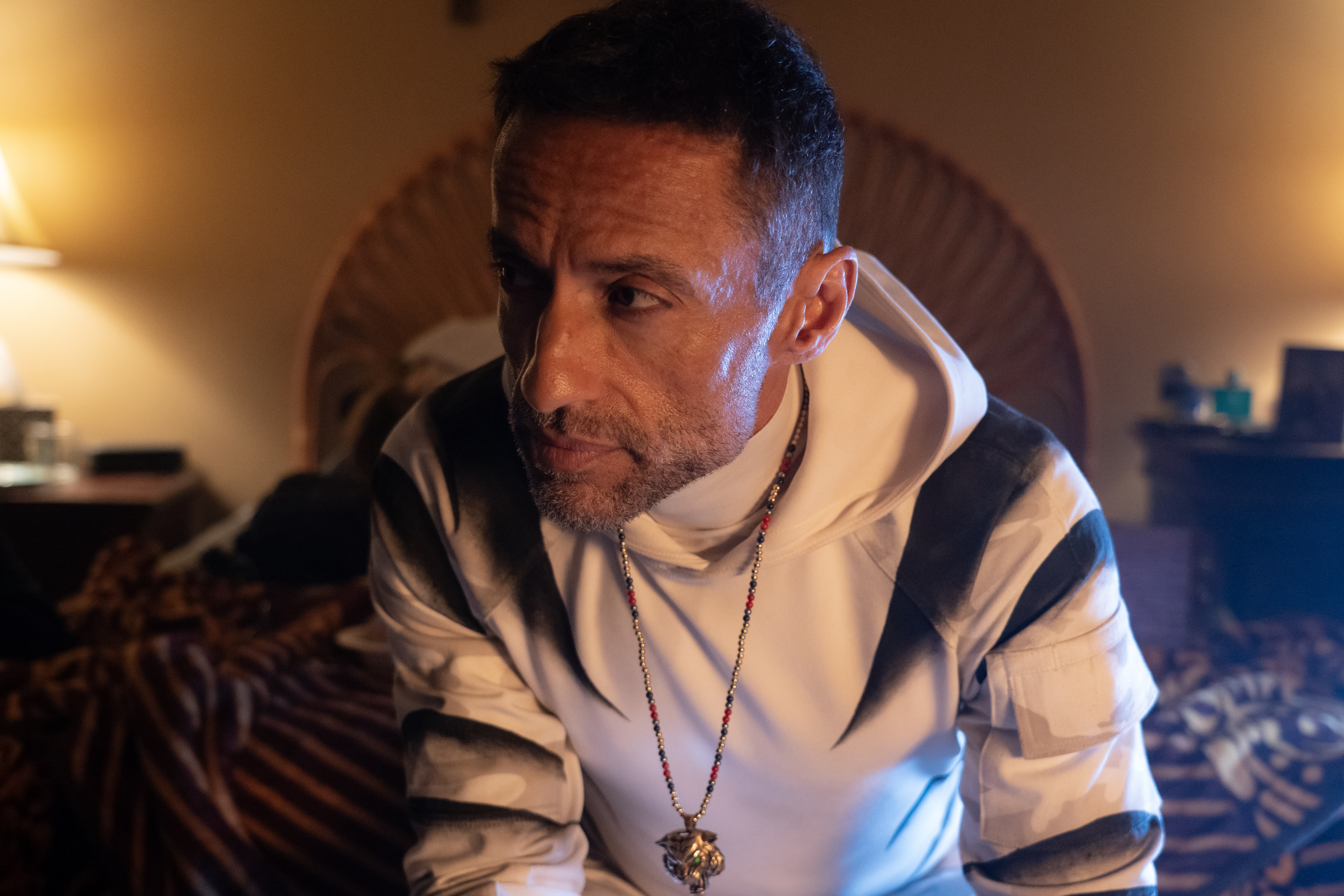 影集《夜魔俠：重生》介紹充滿悲劇色彩的人物，「白虎」海克特，而演員卡瑪德洛斯雷耶斯已於2023年底去世，這也成了他的遺作。（Disney+提供）