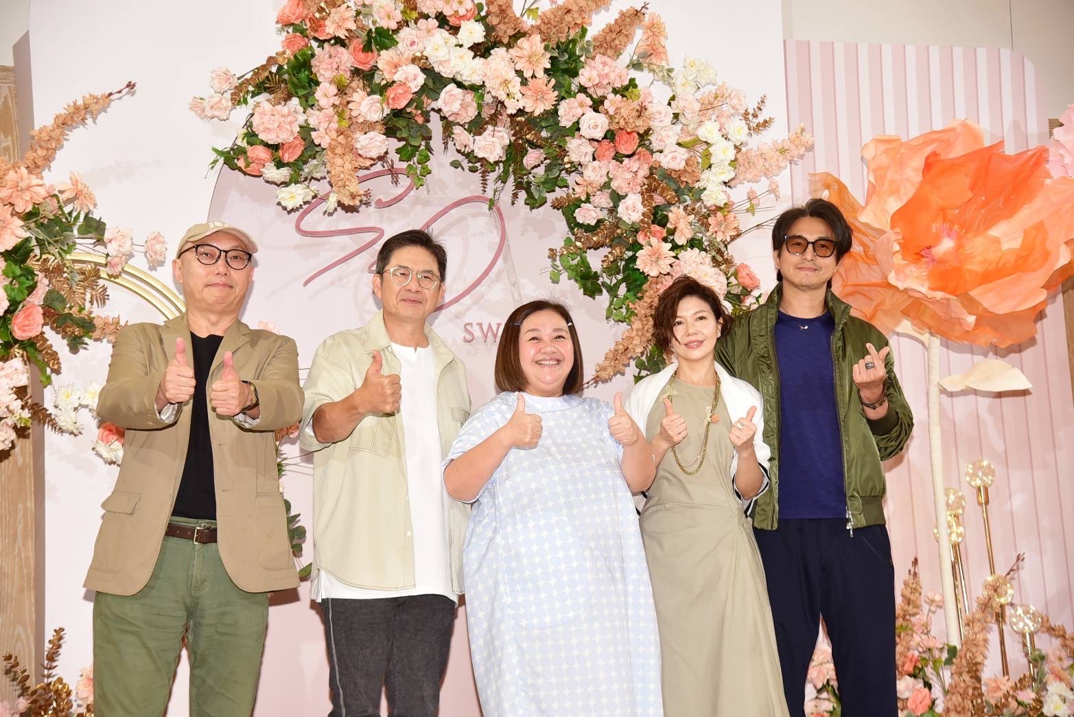 《我的婆婆怎麼那麼可愛》導演鄧安寧(左一)、鍾欣凌(中)、洪都拉斯(左二)、王少偉(右一)、于子育(右二)也齊聚送上祝福。(傳軒媒體提供)