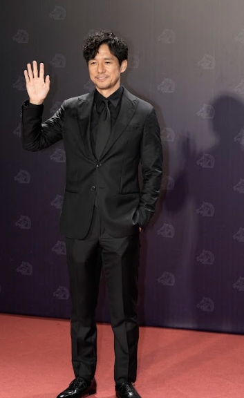 西島秀俊身穿 Giorgio Armani黑色西服，攙扶翁倩玉進場，2人以前曾合作演出母子，翁倩玉的戰袍是自己設計，以和服的腰帶為設計靈感。