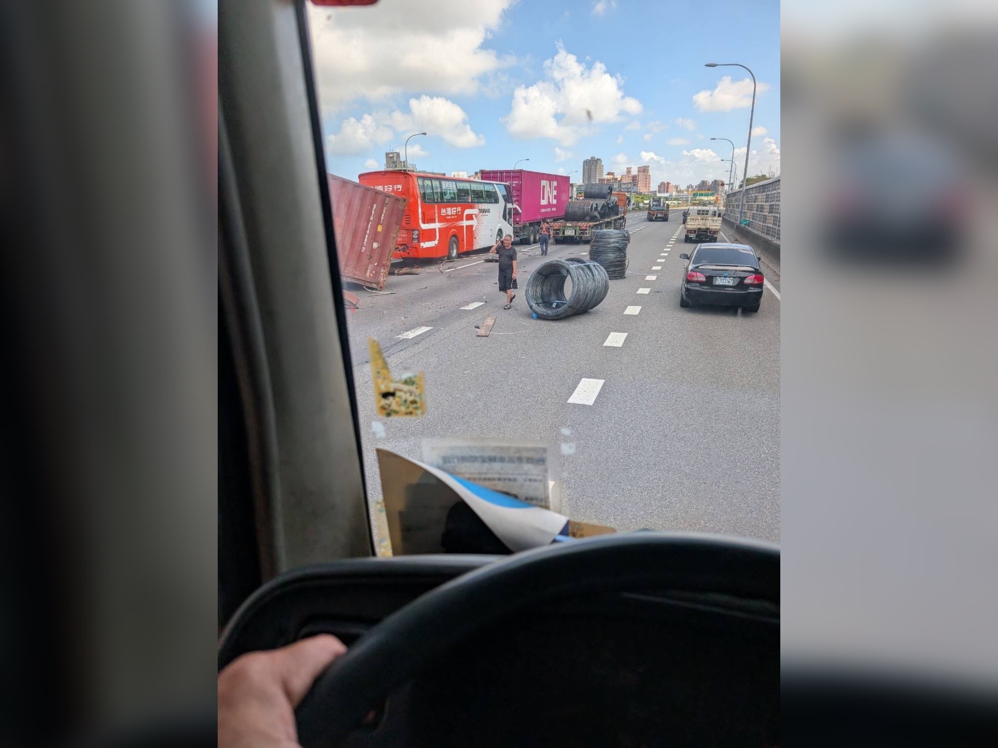 追撞事故造成拖板車上的鋼卷掉落。(翻攝畫面)