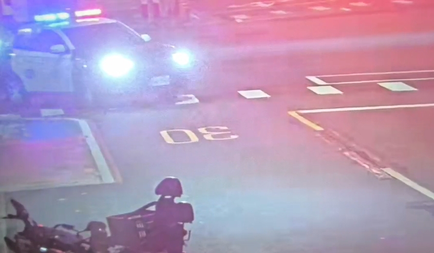 台北市中山區松江路一間早餐店凌晨遭撬門行竊，店內現金全數失竊。警方獲報駕車前往現場採證，並調閱周邊監視器畫面追查嫌犯。（翻攝畫面）