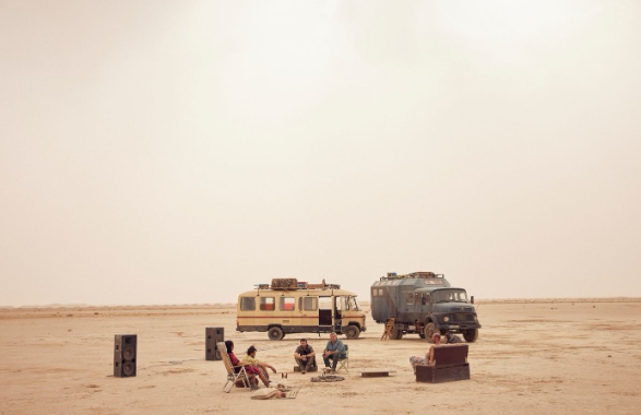 《穿越地獄之門》以重低音的節奏與漫無邊際的荒漠,形成影音感官震撼。(東昊提供)