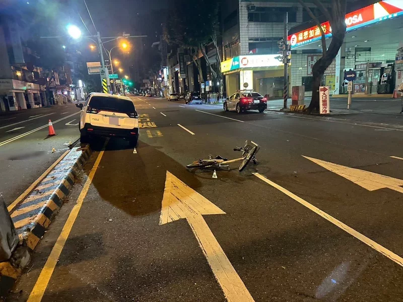 騎乘YouBike的男子疑似在黃燈時通過路口，被一旁綠燈起步的小客車剎車不及撞上。（翻攝畫面）