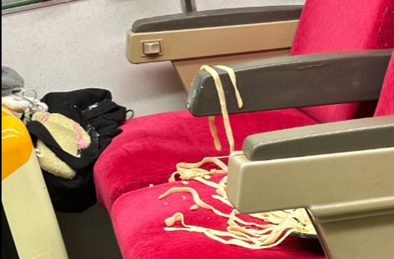 搶座位衝突不斷!一名目擊者睡到一半被隔壁的爭吵聲吵醒,轉頭就看到一名阿伯潑出手上的麵條。(翻攝自threads @_____.hsy)