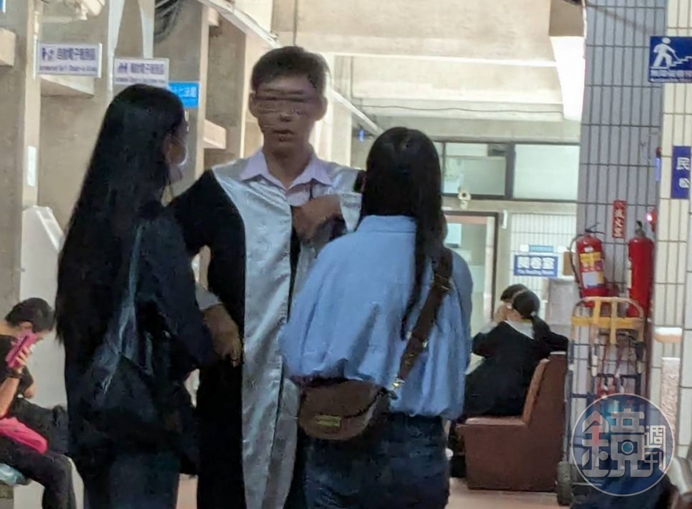 男嬰的生母柯女（藍衣者）被依殺人判處10年8月、棄屍罪8月，應執行11年2月。