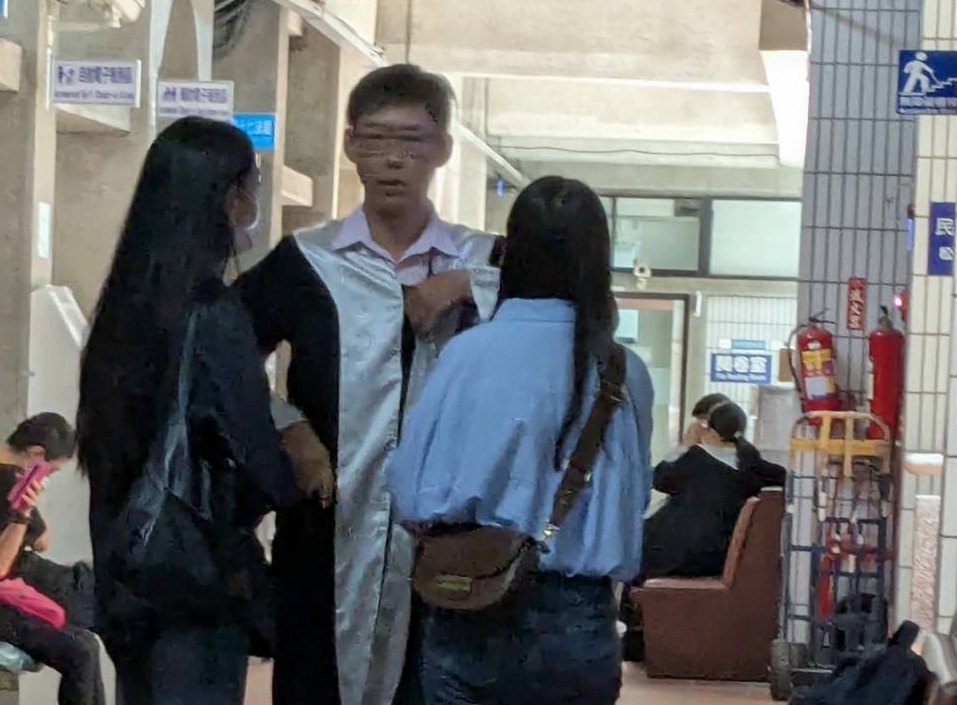 男嬰的生母柯女（藍衣者）被依殺人判處10年8月、棄屍罪8月，應執行11年2月。