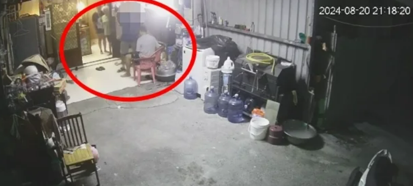 44歲張姓男子酒後意識不清，被46歲的鄭姓男子及其39歲的蔡姓女友二人伺機偷走金項鍊。（翻攝畫面）