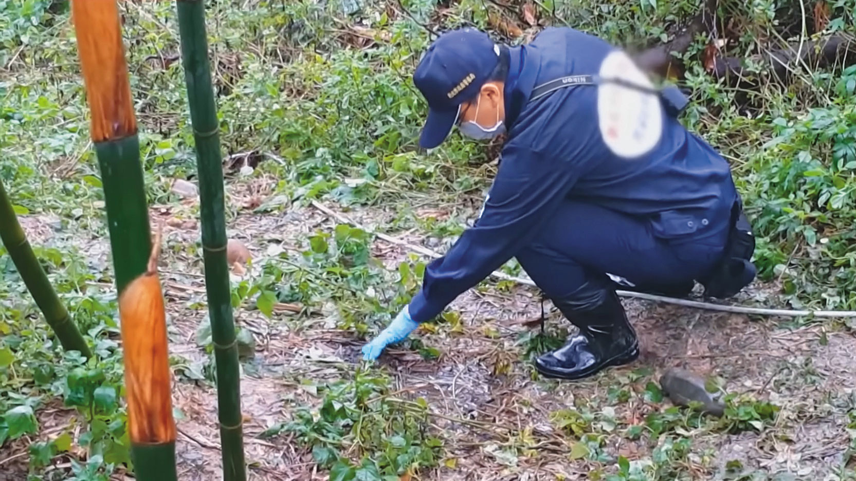 警方獲報趕抵棄屍現場時，冬男屍體被以黑色塑膠袋包覆，也早已腐爛不堪。（翻攝東森新聞）