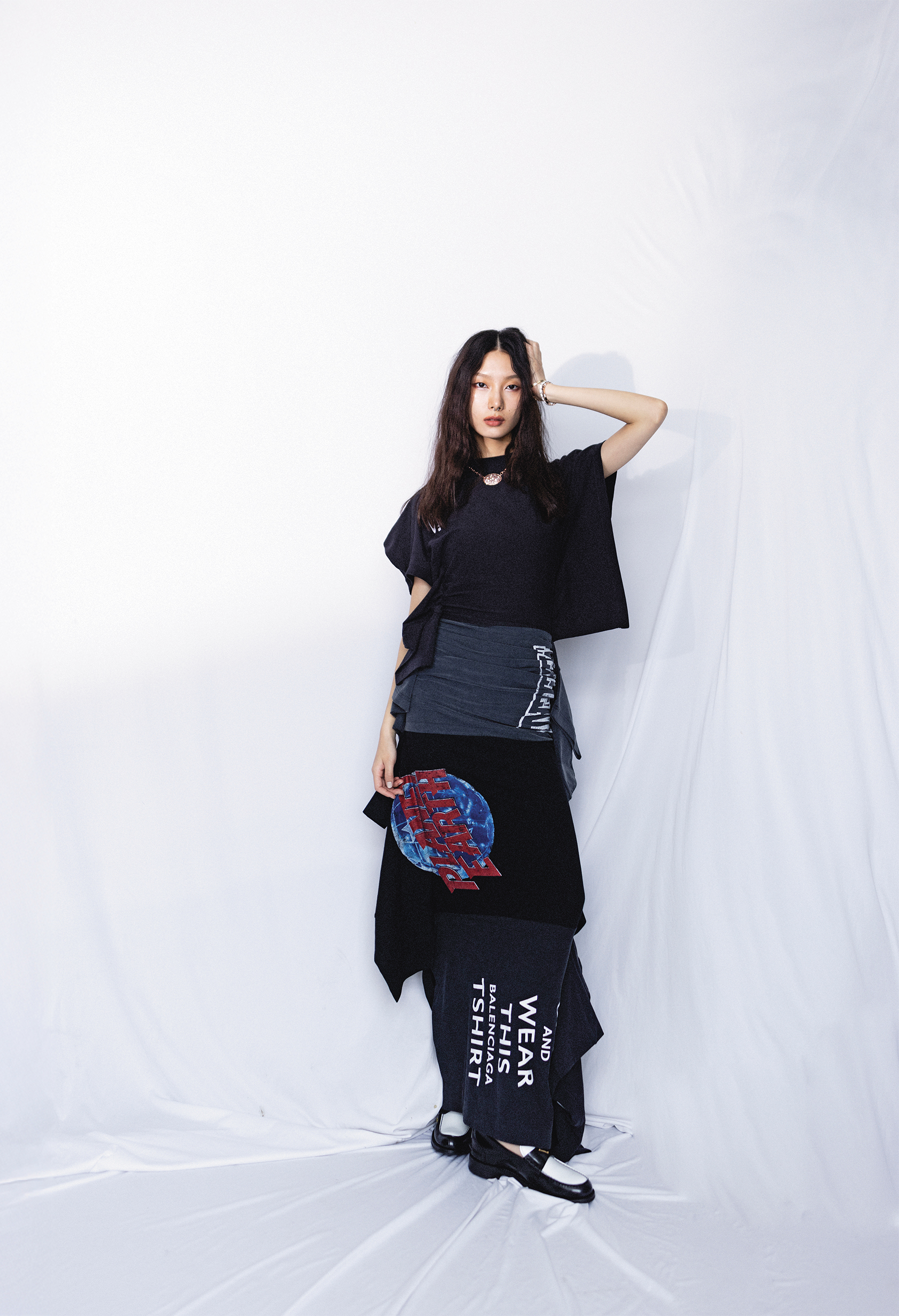 造型T-Shirt拼接洋裝NT$138,000 by BALENCIAGA／皮革樂福鞋NT$41,000 by PRADA／密鑲橢圓形巧克力項鍊NT$9,300 by APM MONACO／精緻玫瑰金色手鍊NT$5,000 by APM MONACO／精緻金色手鍊NT$5,000 by APM MONACO／密鑲精緻銀色手鍊NT$6,400 by APM MONACO