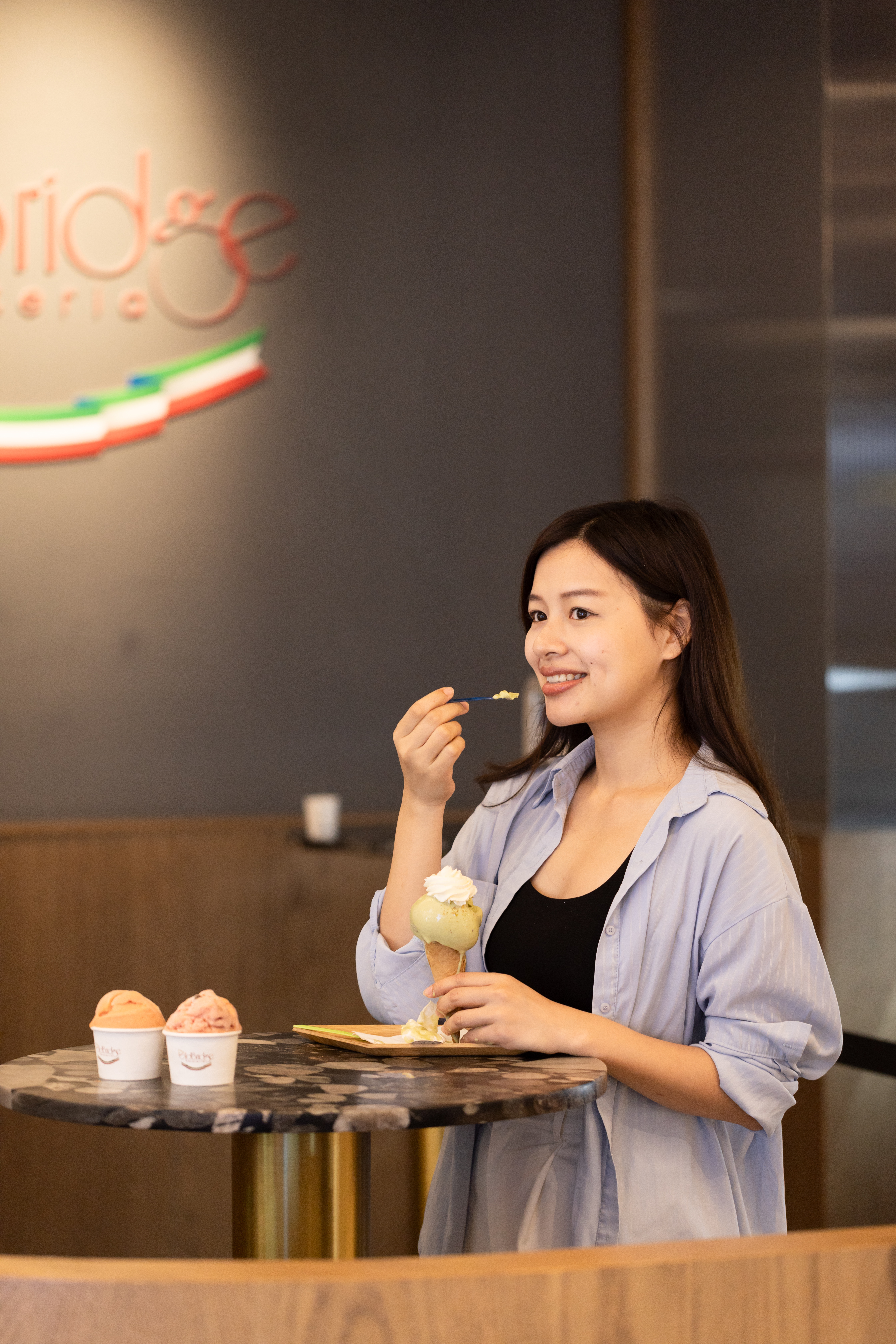 天然的Gelato無額外添加物、容易融化，店內提供吧台桌，可以吹著冷氣現場享用。