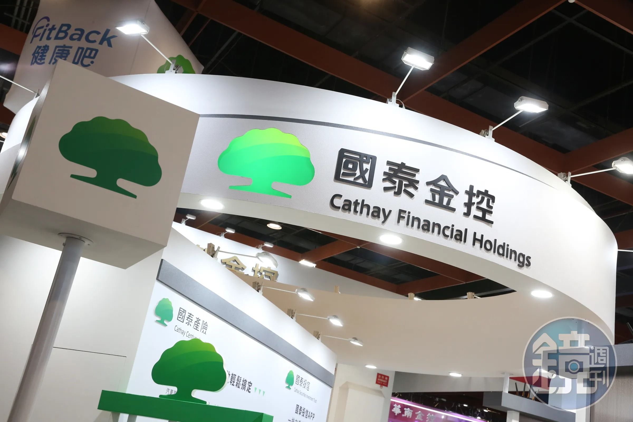國泰金控繼與加拿大魁北克退休金管理機構CDPQ共同投資裝置容量605 MW 的沃旭能源大彰化東南離岸風場後，又出手投資裝置容量583 MW大彰化西北離岸風場。