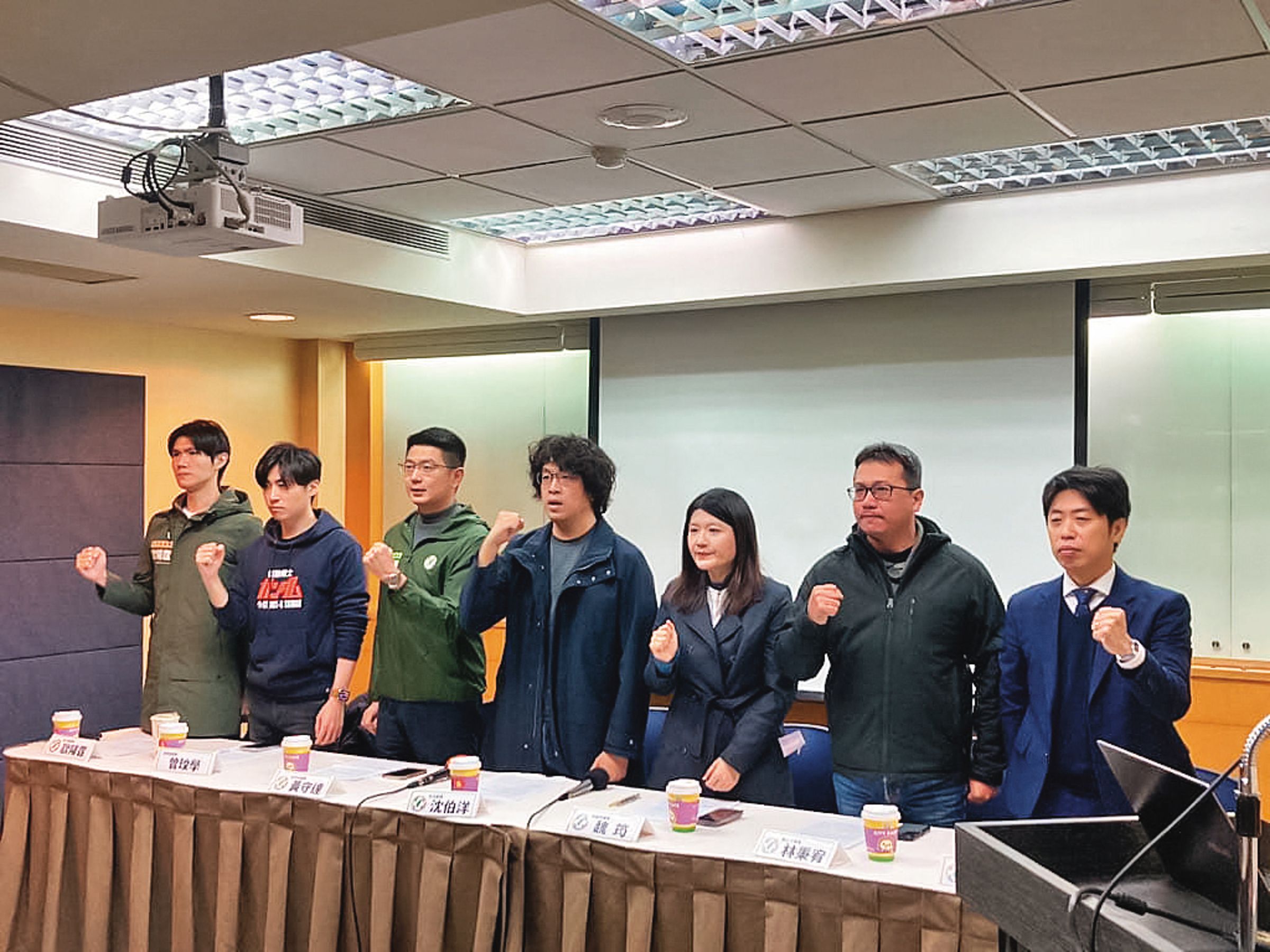 泛綠公職聯合呼籲「我不缺席，服務到底」，用選民服務概念協助罷團。（翻攝黃守達臉書）