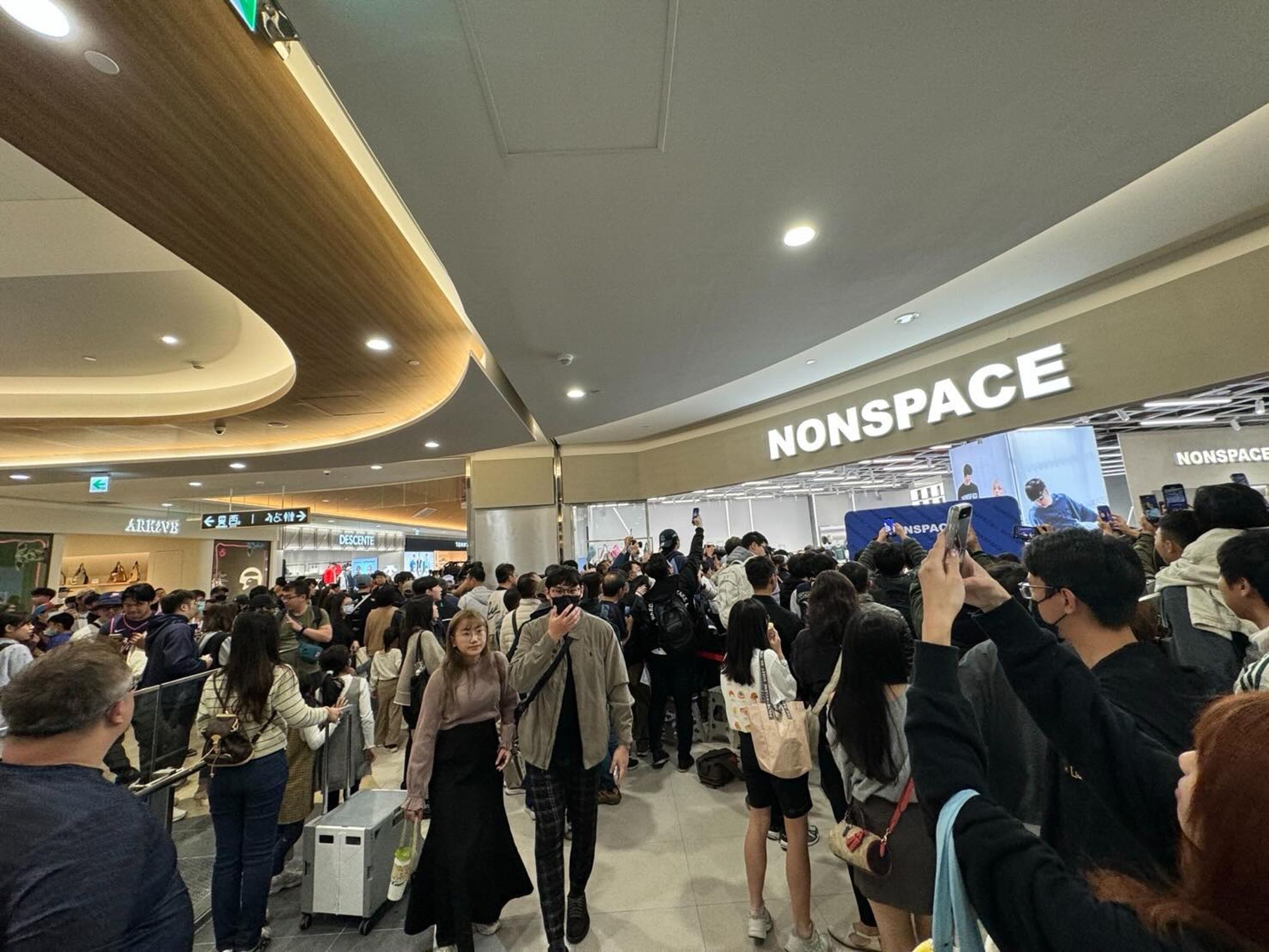 南港LaLaport中的一間韓系品牌選物店「NONSPACE」邀來富邦啦啦隊「台妹小南」南珉貞擔任一日店長,現場人山人海。(翻攝自threads @nonspace_tw)