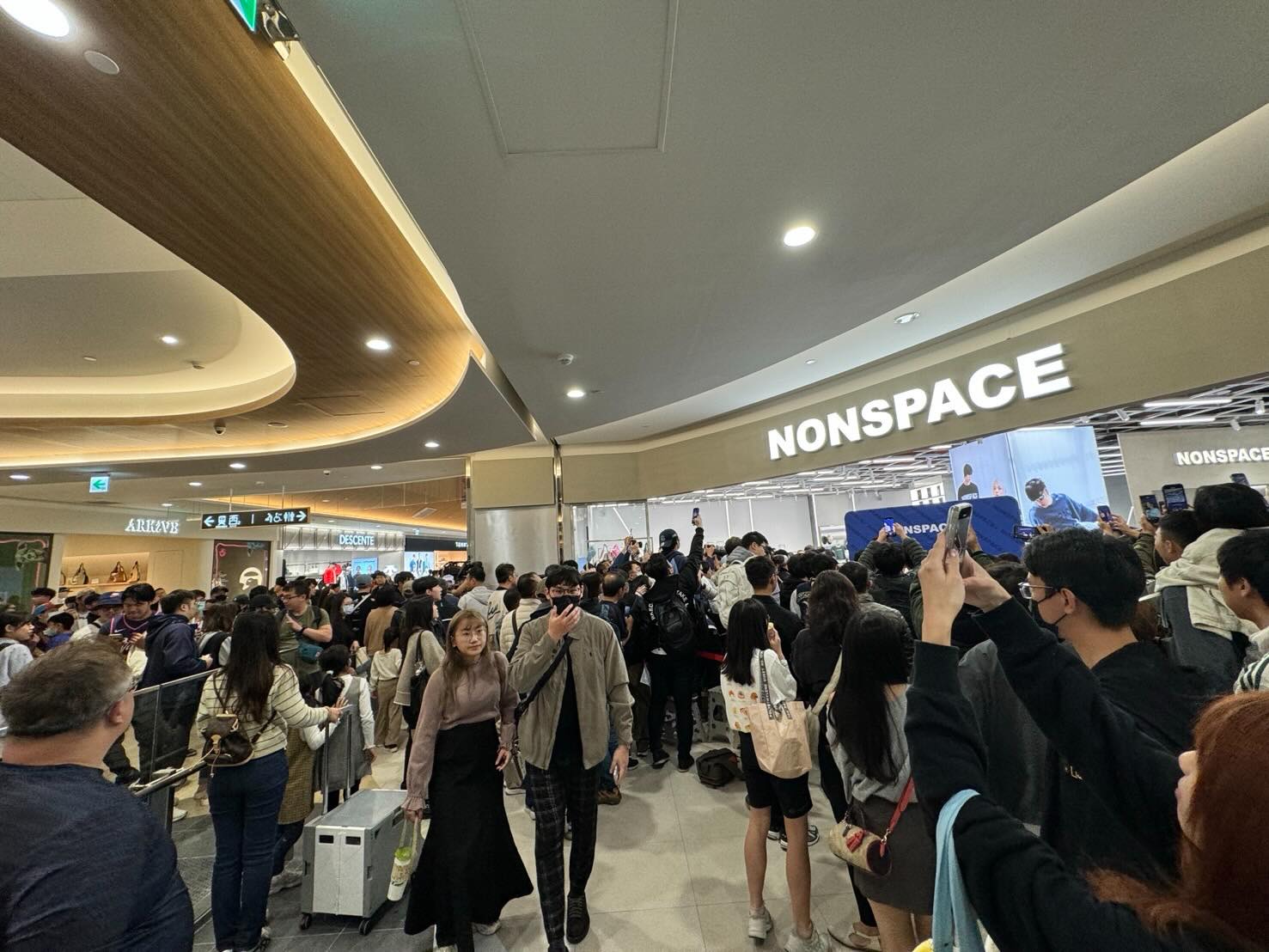 南港LaLaport中的一間韓系品牌選物店「NONSPACE」邀來富邦啦啦隊「台妹小南」南珉貞擔任一日店長，現場人山人海。（翻攝自threads @nonspace_tw）