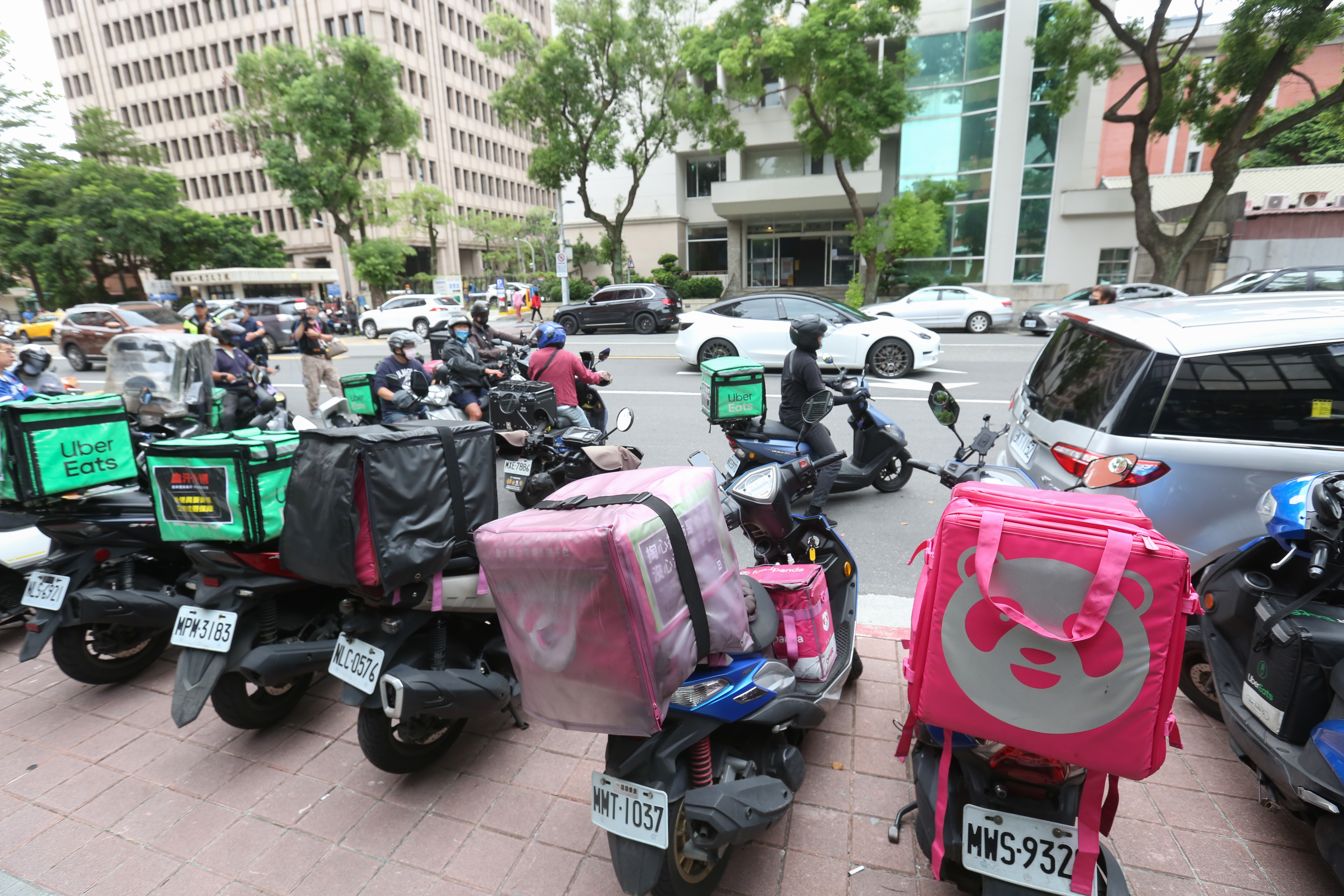 外送平台Uber Eats表示，為因應重大成本變化，將自7月21日起調升合作商家抽成，幅度為2.5個百分點，但商家服務費最高將不超過35%。（本刊資料照）