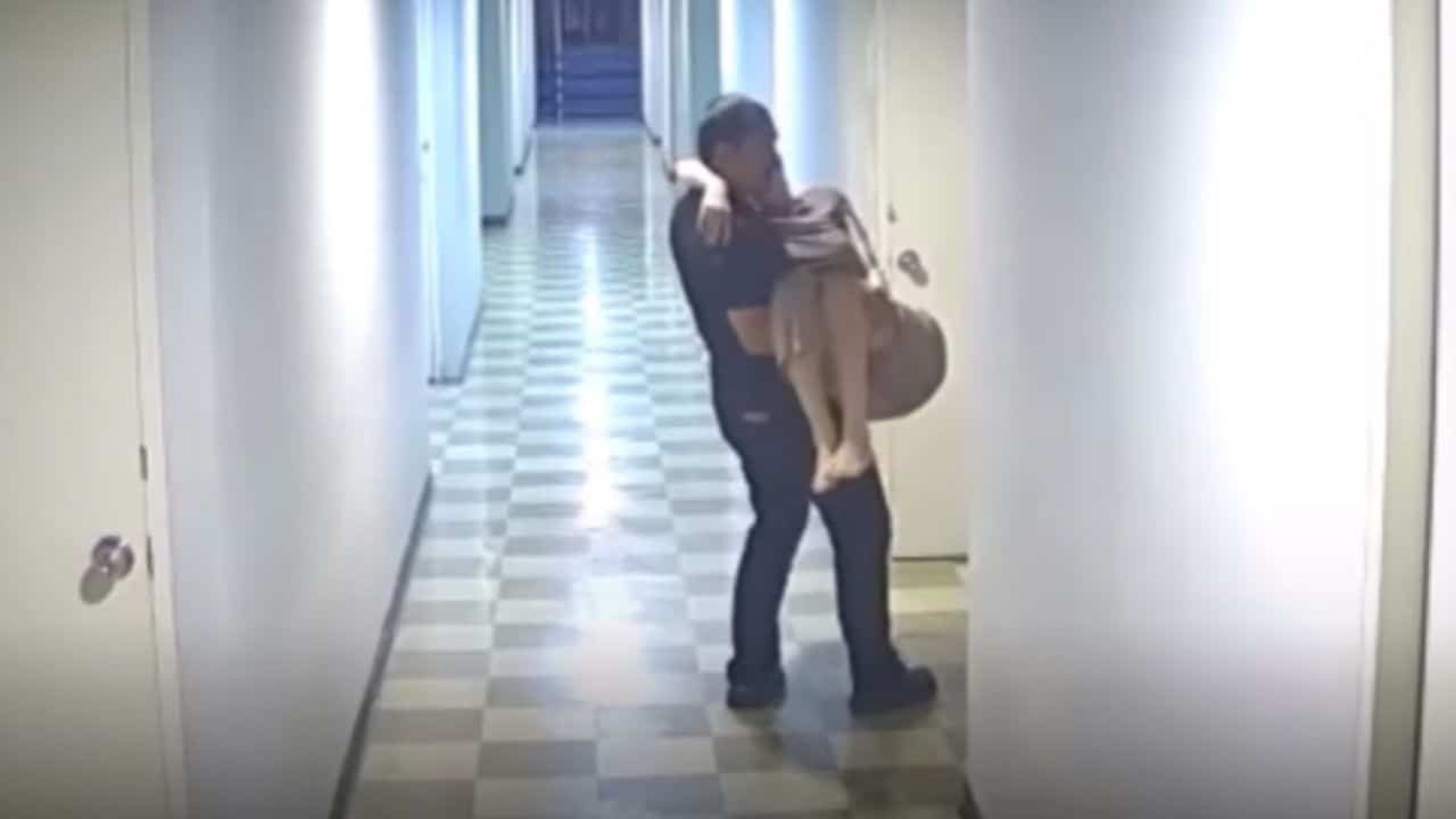 監視器畫面顯示泰國女明星克莉絲汀全身癱軟無力。(翻攝自KhaoSod)