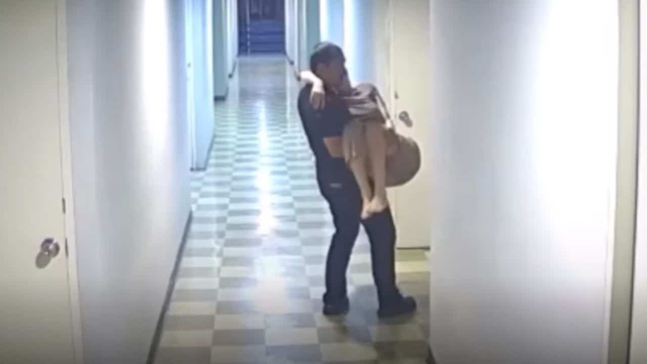 監視器畫面顯示泰國女明星克莉絲汀全身癱軟無力。（翻攝自KhaoSod）