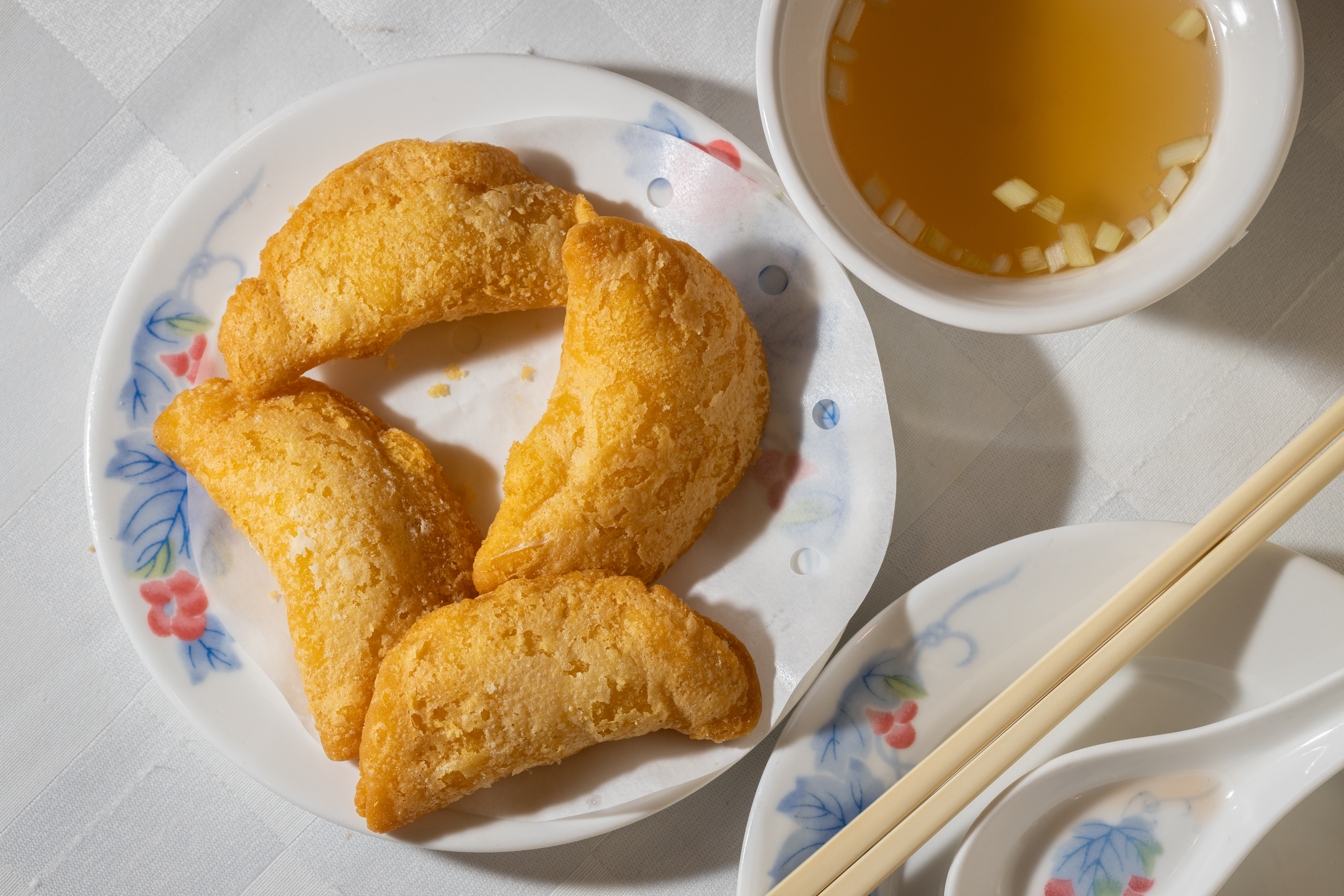 「上湯炸粉菓」像一份酥炸的鹹水餃。（中點，港幣26元／份）