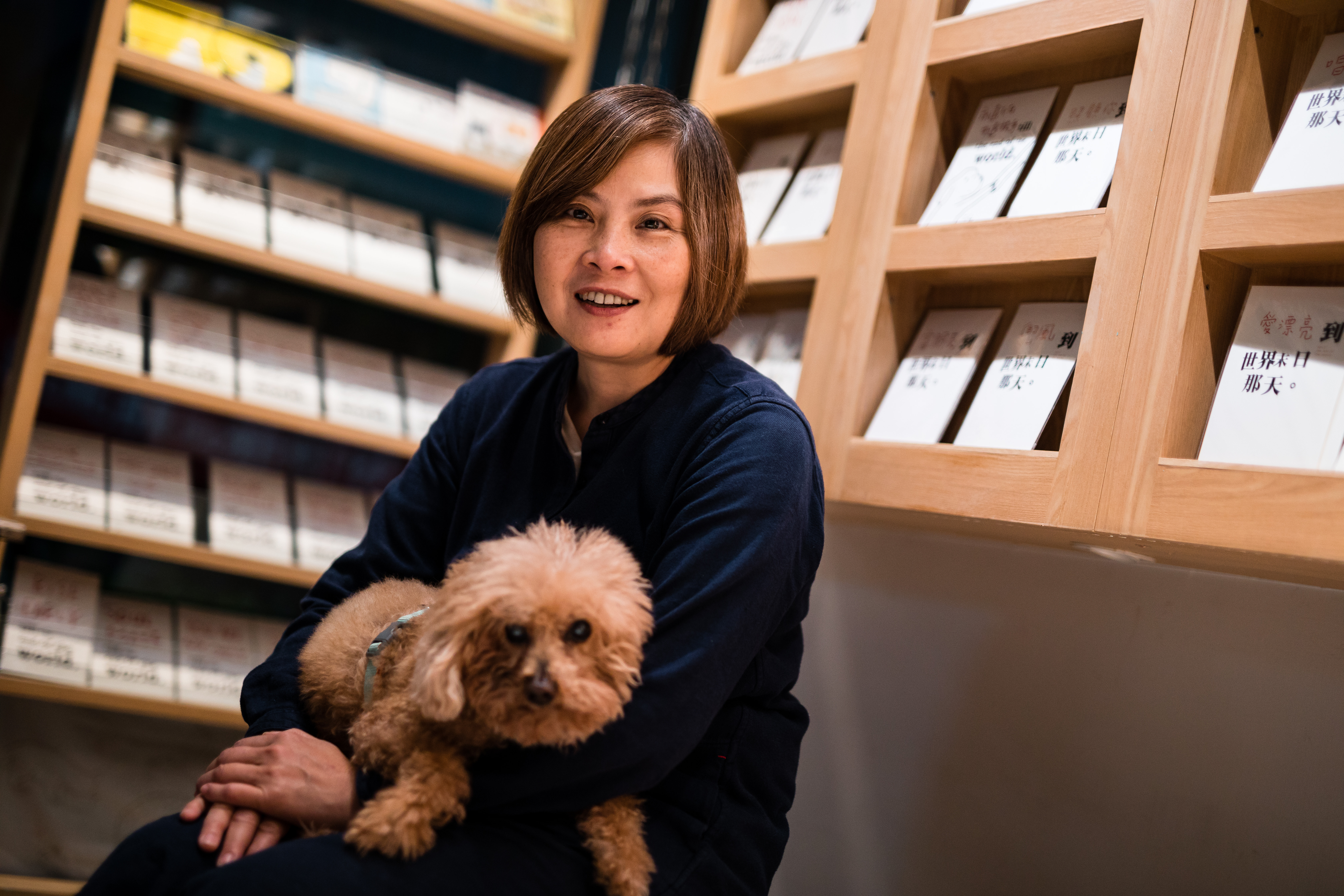 李瑾倫懷中的貴賓狗阿停是無尾香蕉的校長，是10年前自己跑進本東倉庫的櫃檯的小狗，全名是造又停。