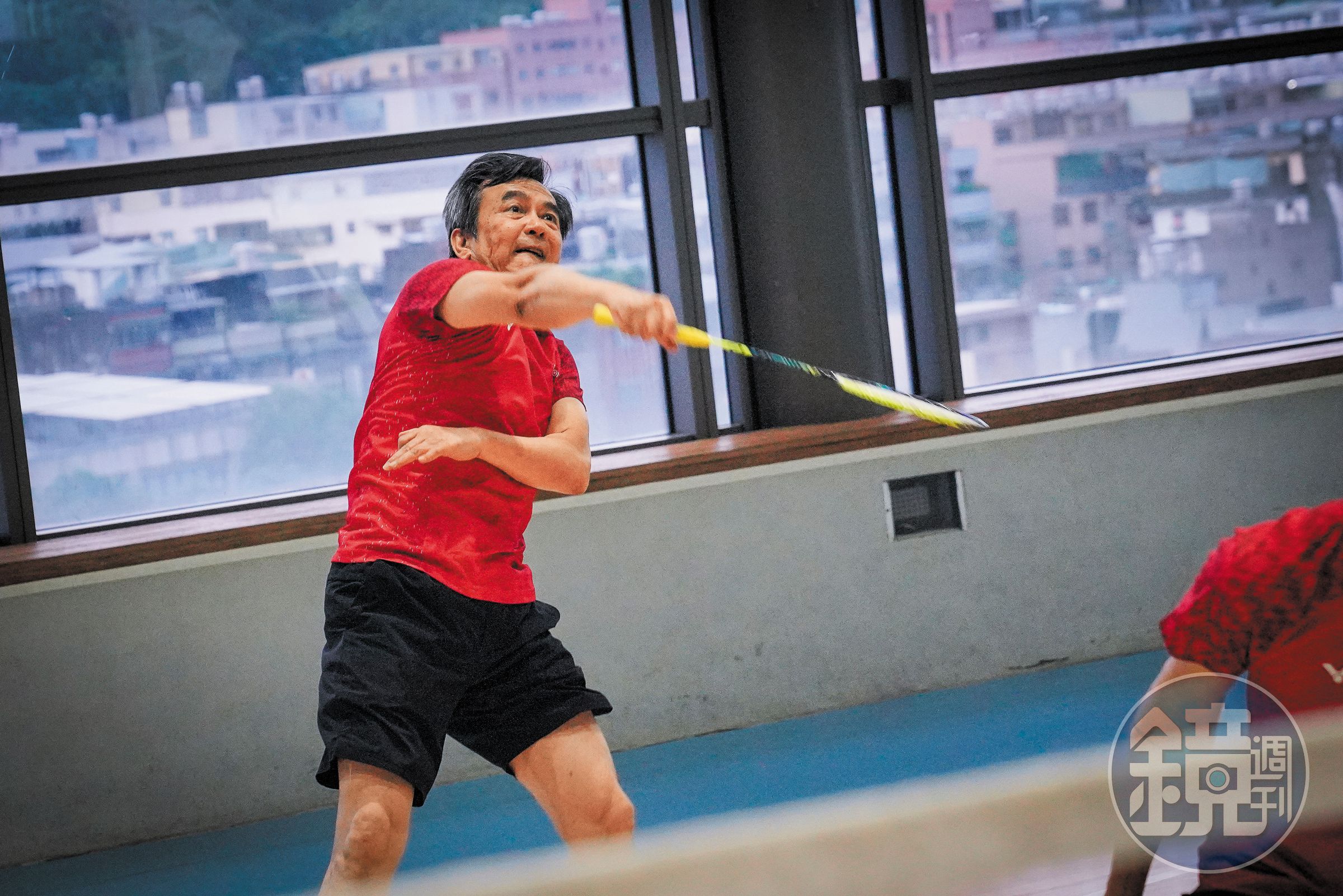 無論是面對事業還是運動,蘇開建都充滿幹勁,打起羽球一點都不像已屆花甲,還能躍起精準扣殺。