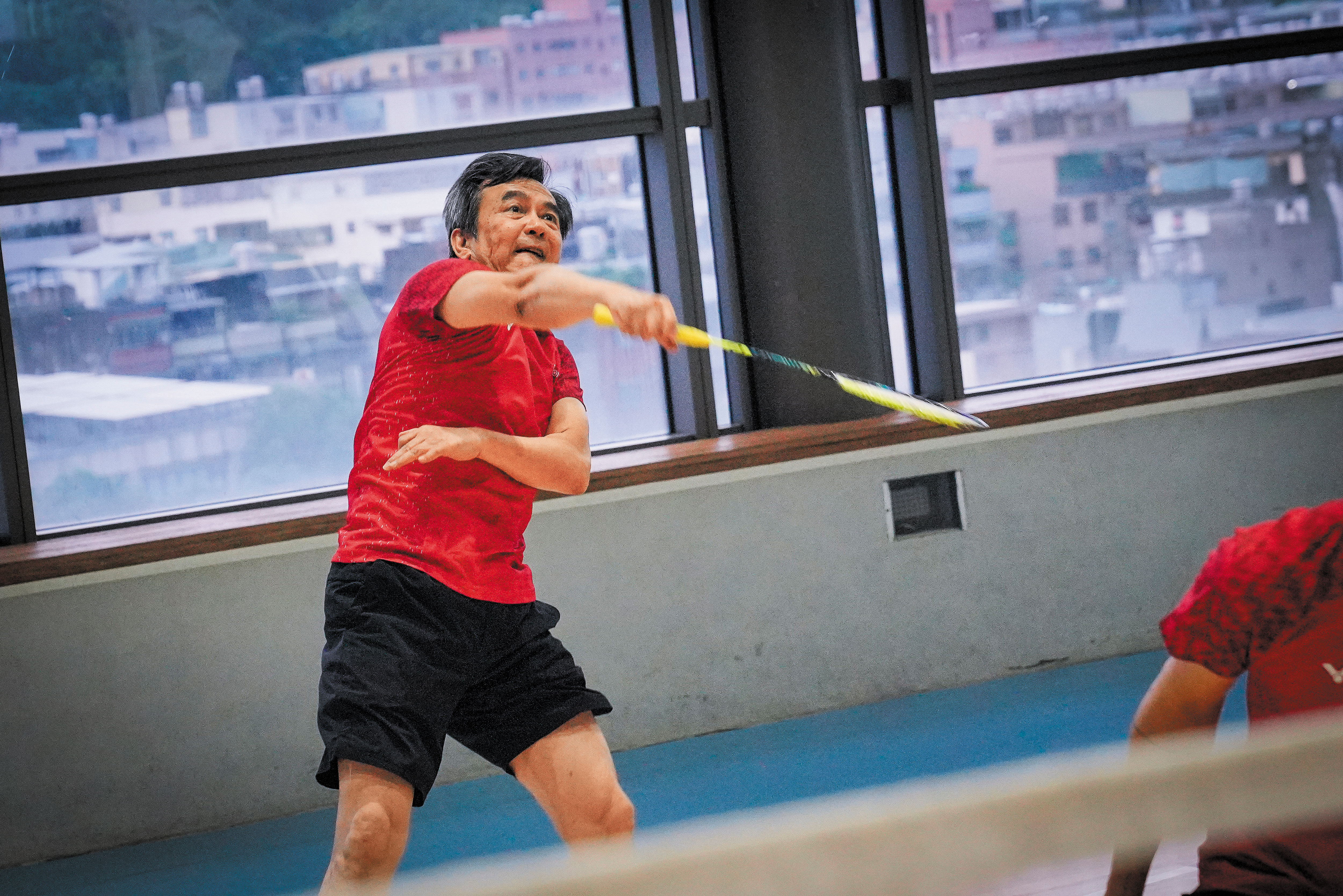 無論是面對事業還是運動，蘇開建都充滿幹勁，打起羽球一點都不像已屆花甲，還能躍起精準扣殺。