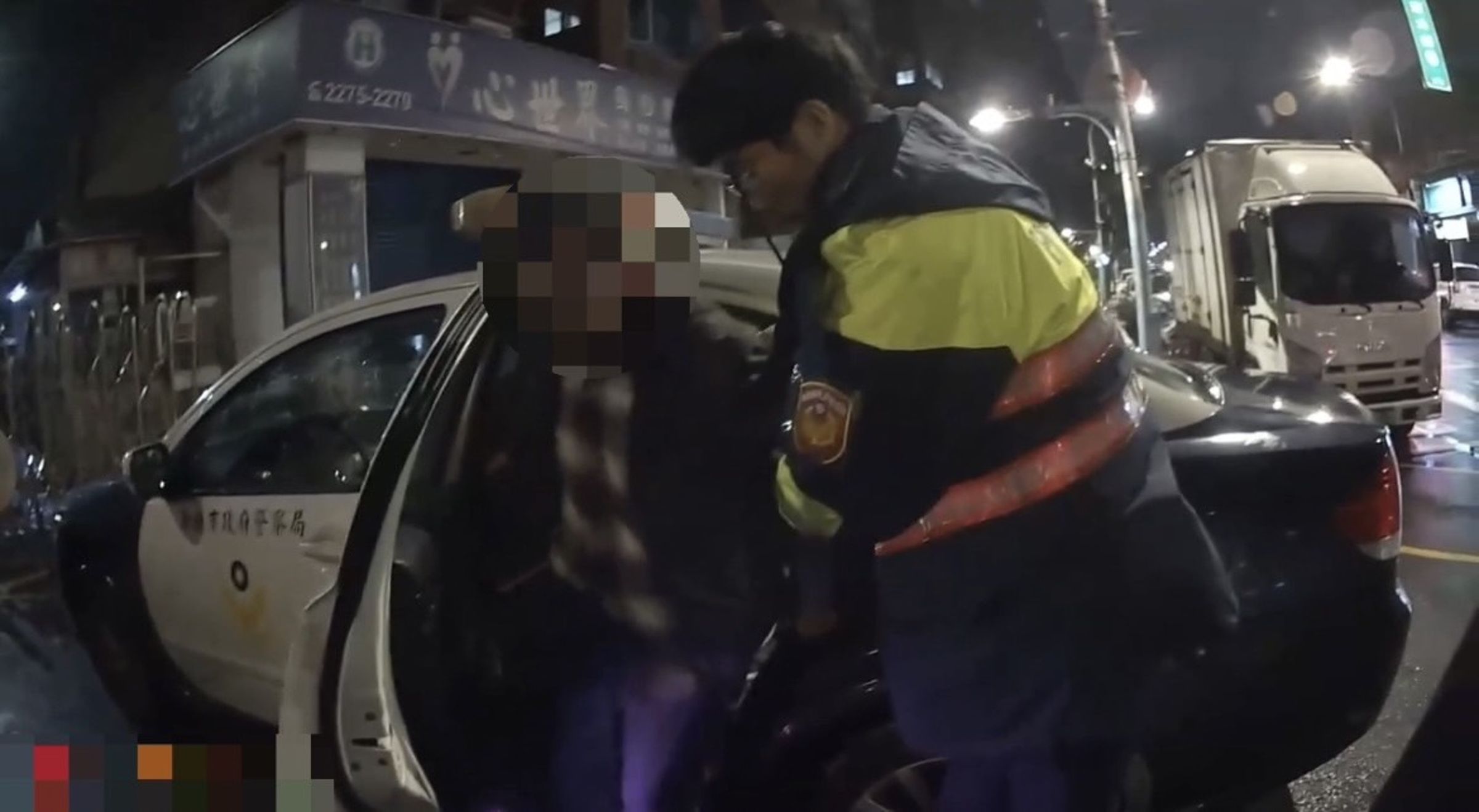 老翁日前獨自坐著輪椅外出迷路，員警確認老翁身分後協助載送其返家。（讀者提供）