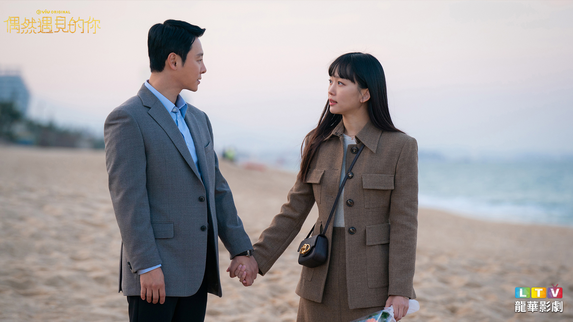 金東旭攜手秦基周一同回到1987年追尋真相。（龍華影劇台提供）