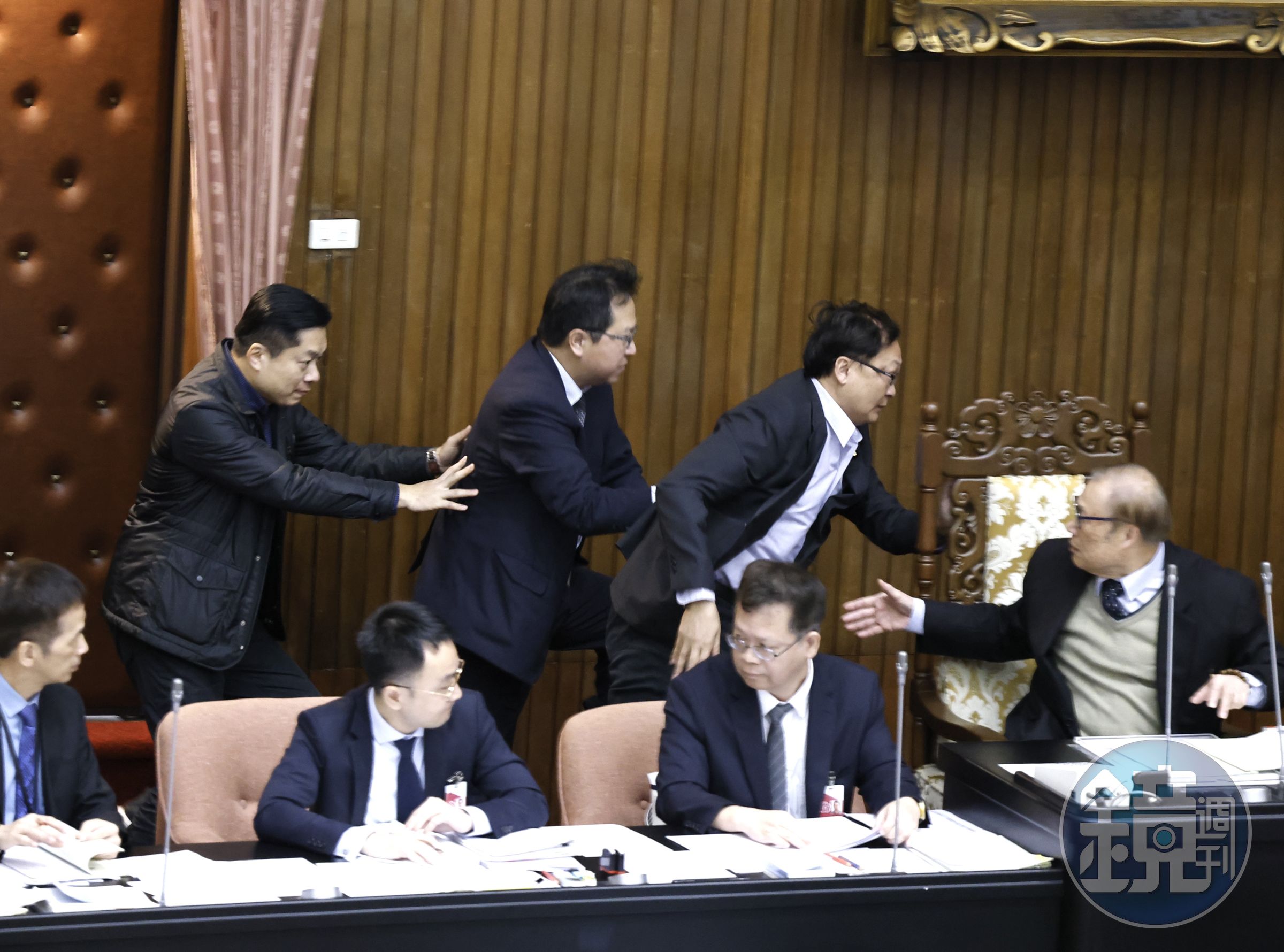 藍營突襲《選罷法》闖關,綠委邱志偉(右3)、賴瑞隆(右2)從立院主席台後方大門衝入,並占領主席台。