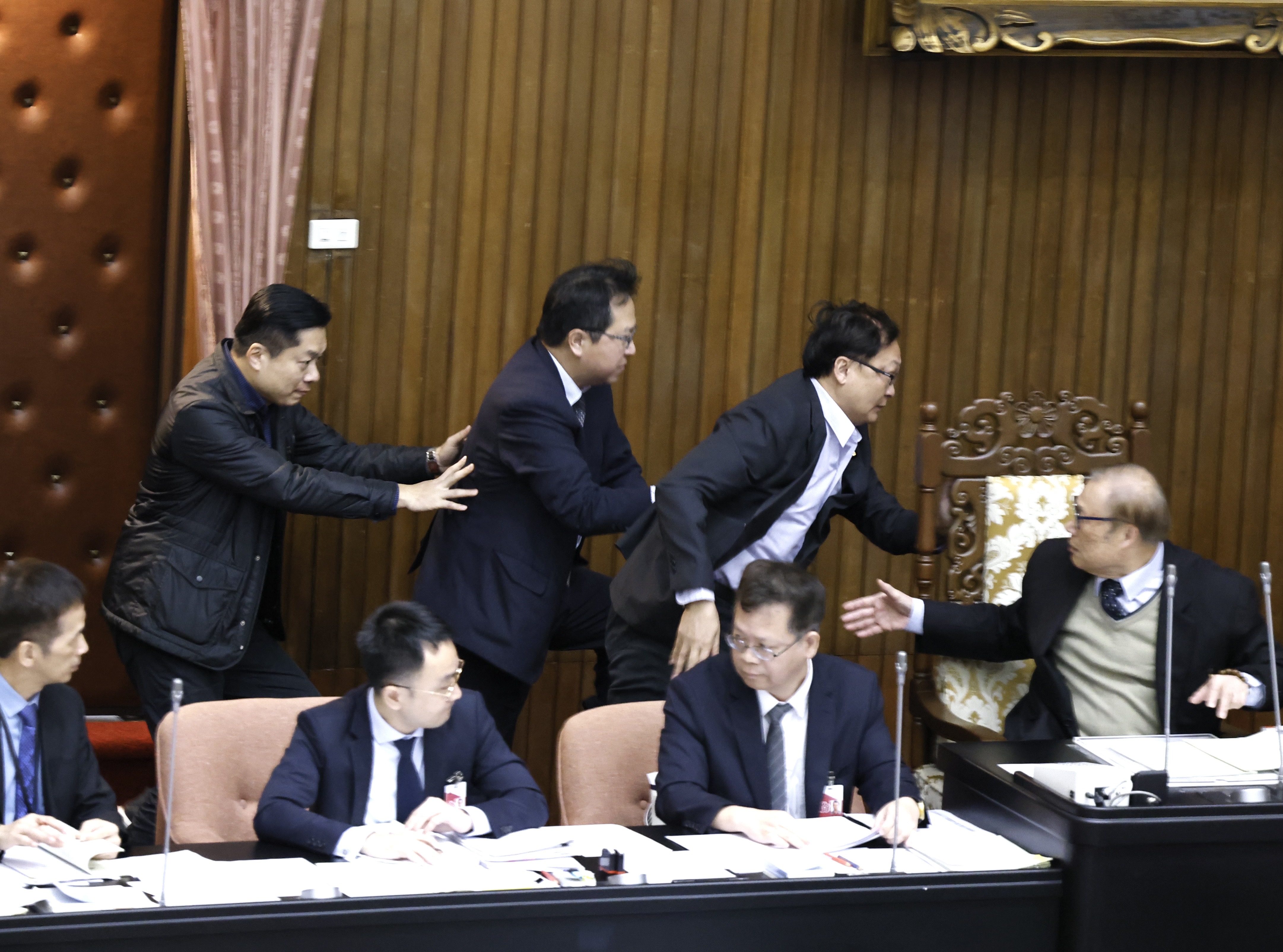 藍營突襲《選罷法》闖關，綠委邱志偉（右3）、賴瑞隆（右2）從立院主席台後方大門衝入，並占領主席台。