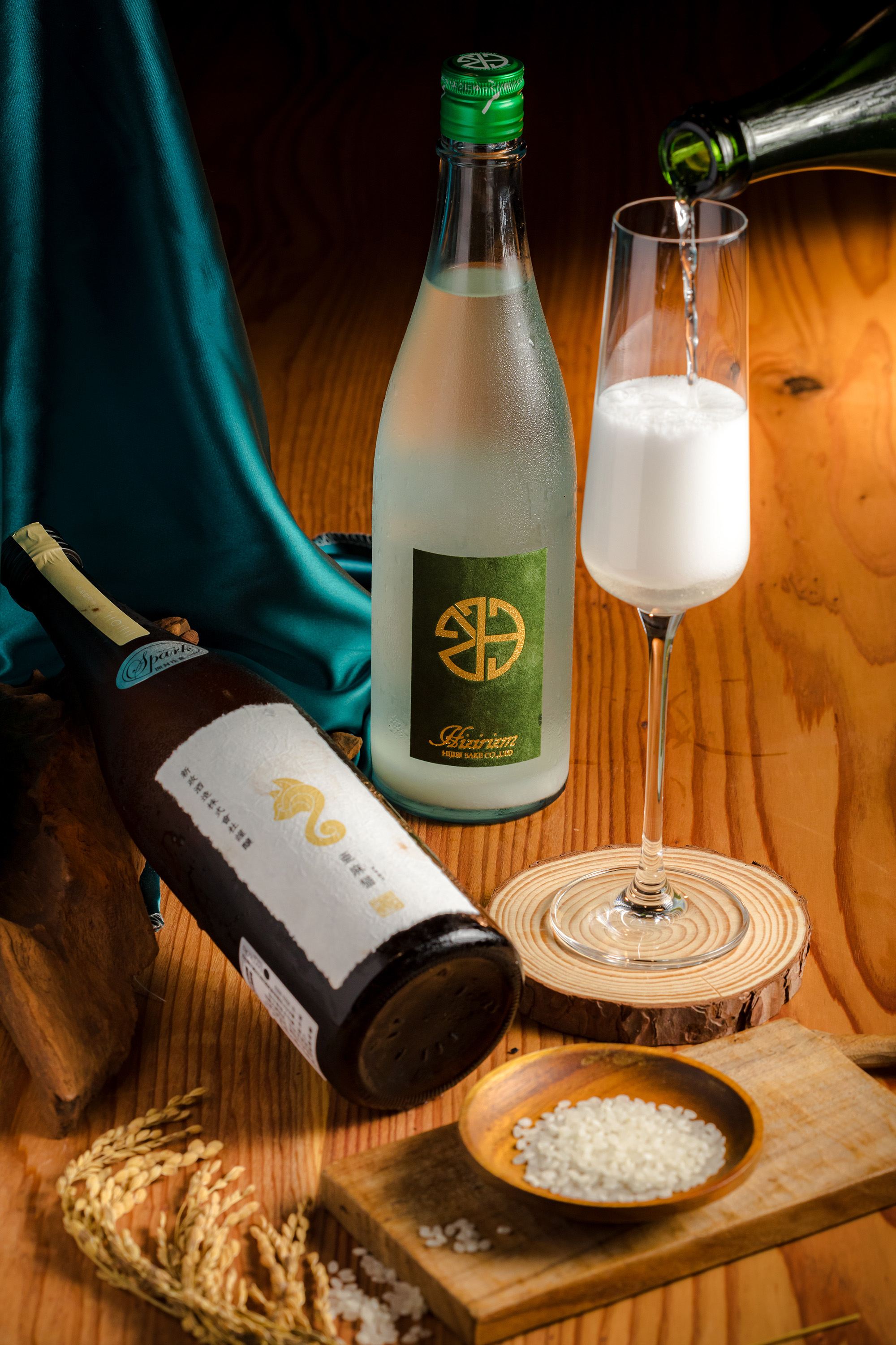 「聖 SAVAGE 生酛 活性酒」（右，1,950元／720ml）擁有平衡乳酸感；「新政 亞麻貓 氣泡版」（左，4,220元／720ml，需搭購）有獨特柑橘風味。