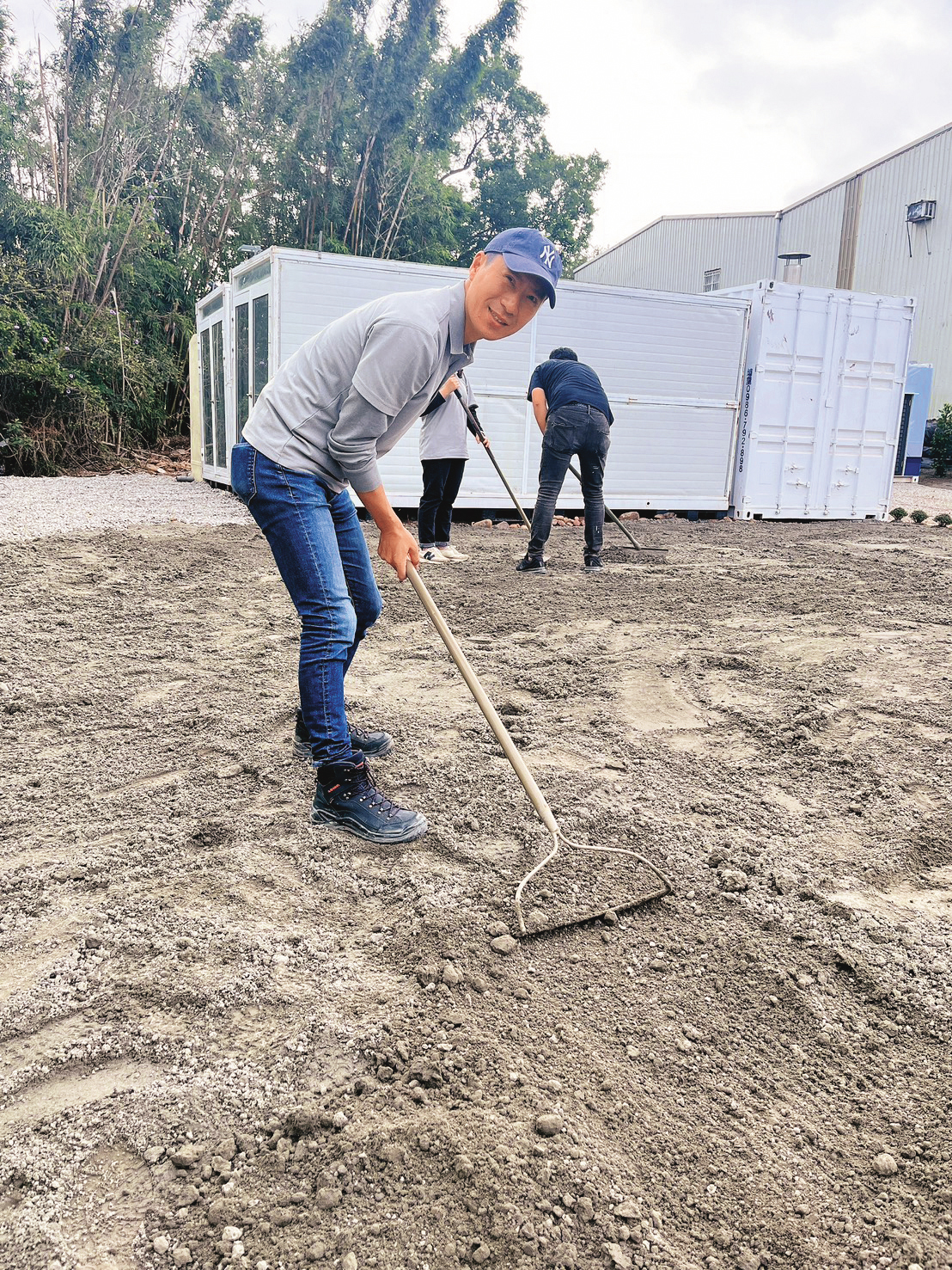 園區原是一塊充滿雜草、垃圾、坑洞的廢棄地，賴立竹說光整地就花掉大筆資金。（賴立竹提供）