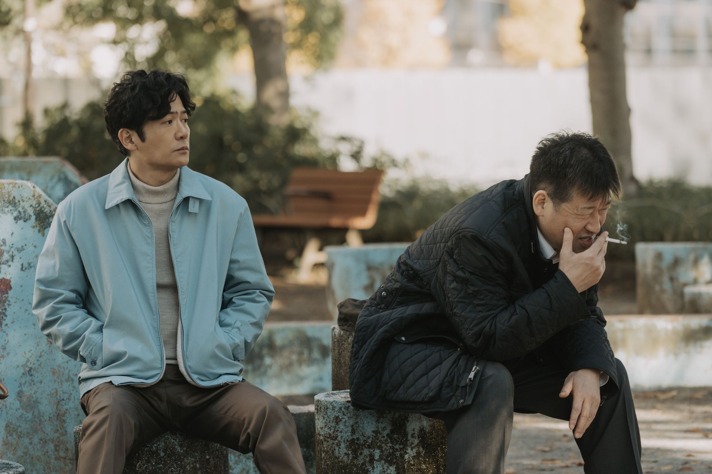 演員稻垣吾郎（左）和佐藤二朗（右）在《那個女孩》分別飾演週刊記者和警察。（光年映畫提供）★《鏡週刊》關心您：抽菸有害身心健康。