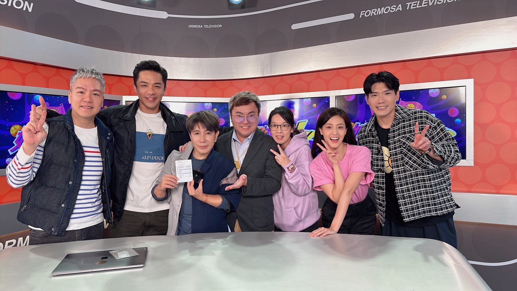 左起：阿甘、楊皓崴、梵緯老師、帝國集團羅彦喆董事長、翠米悠品牌創辦人僧羽綸 (小羽)、顏曉筠、小鹿