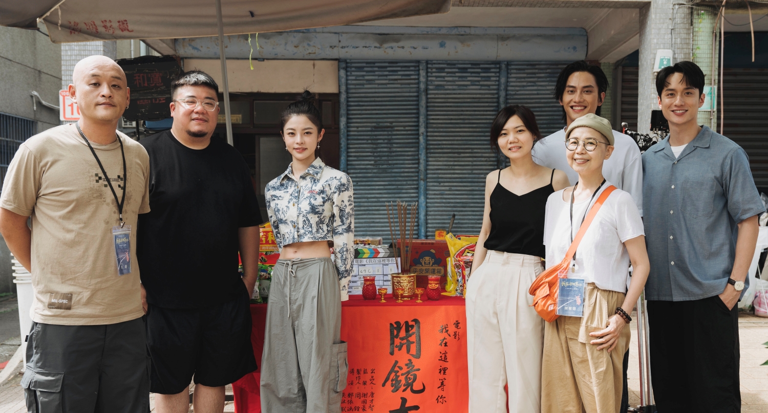 已故導演陳慧翎（前排右）擔任電影顧問與演員劉俊謙（後排右起）、范少勳、導演鄧依涵、詹子萱、監製謝國豪、製作人周銓出席開鏡儀式。（抓馬文化提供）