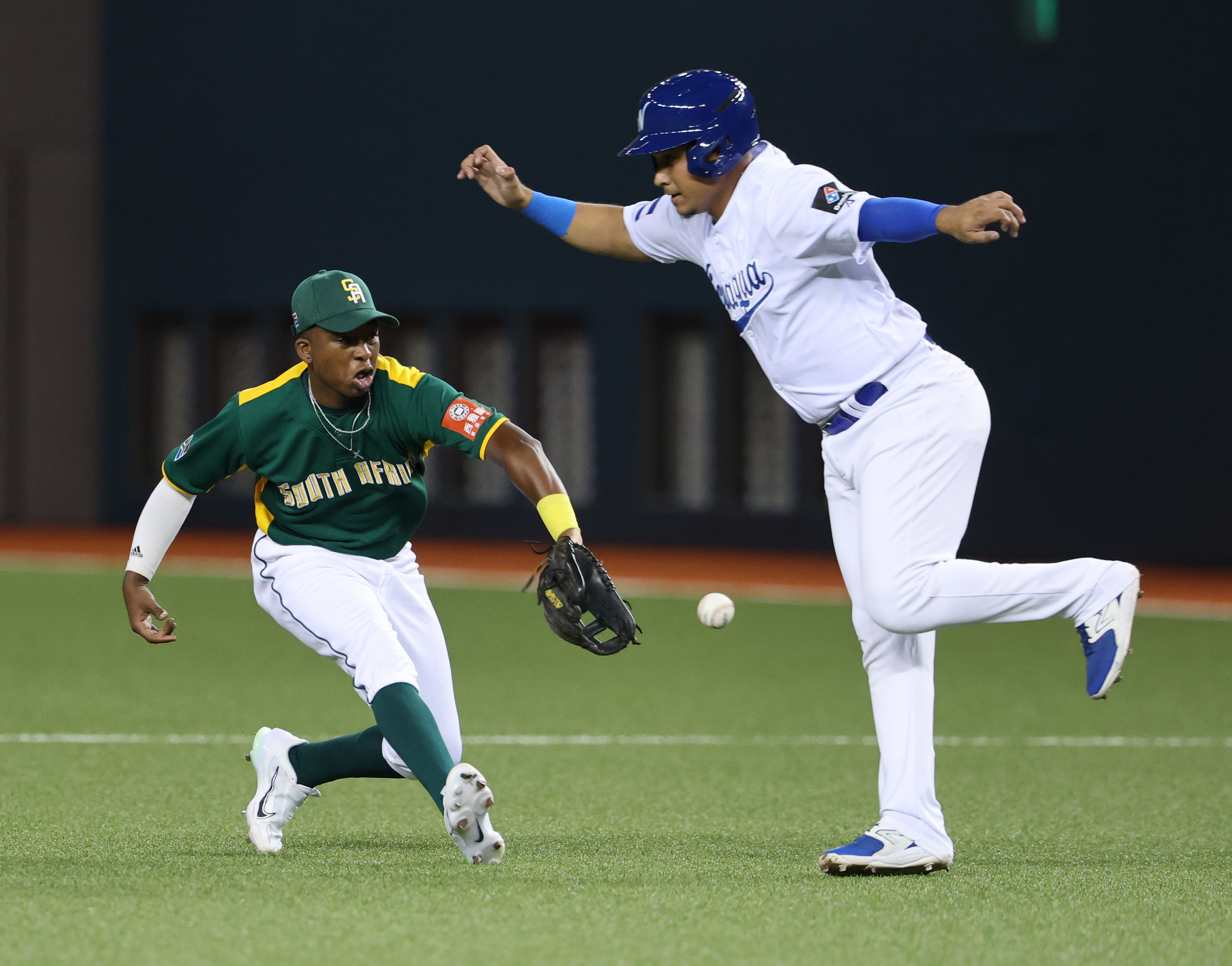 南非大玩藏球戰術，順利抓到出局數結束該半局。圖非該出局數。（棒協提供）