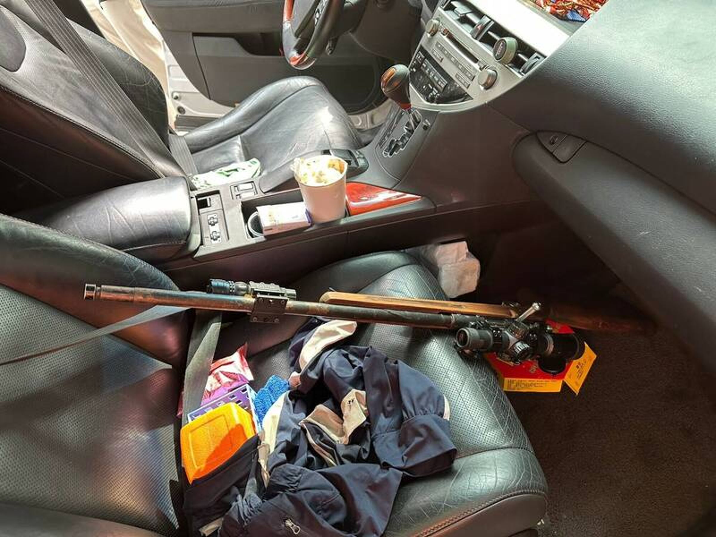 警方在鄭男車上查扣改造長槍、安非他命以及吸食盤等證物。（警方提供）